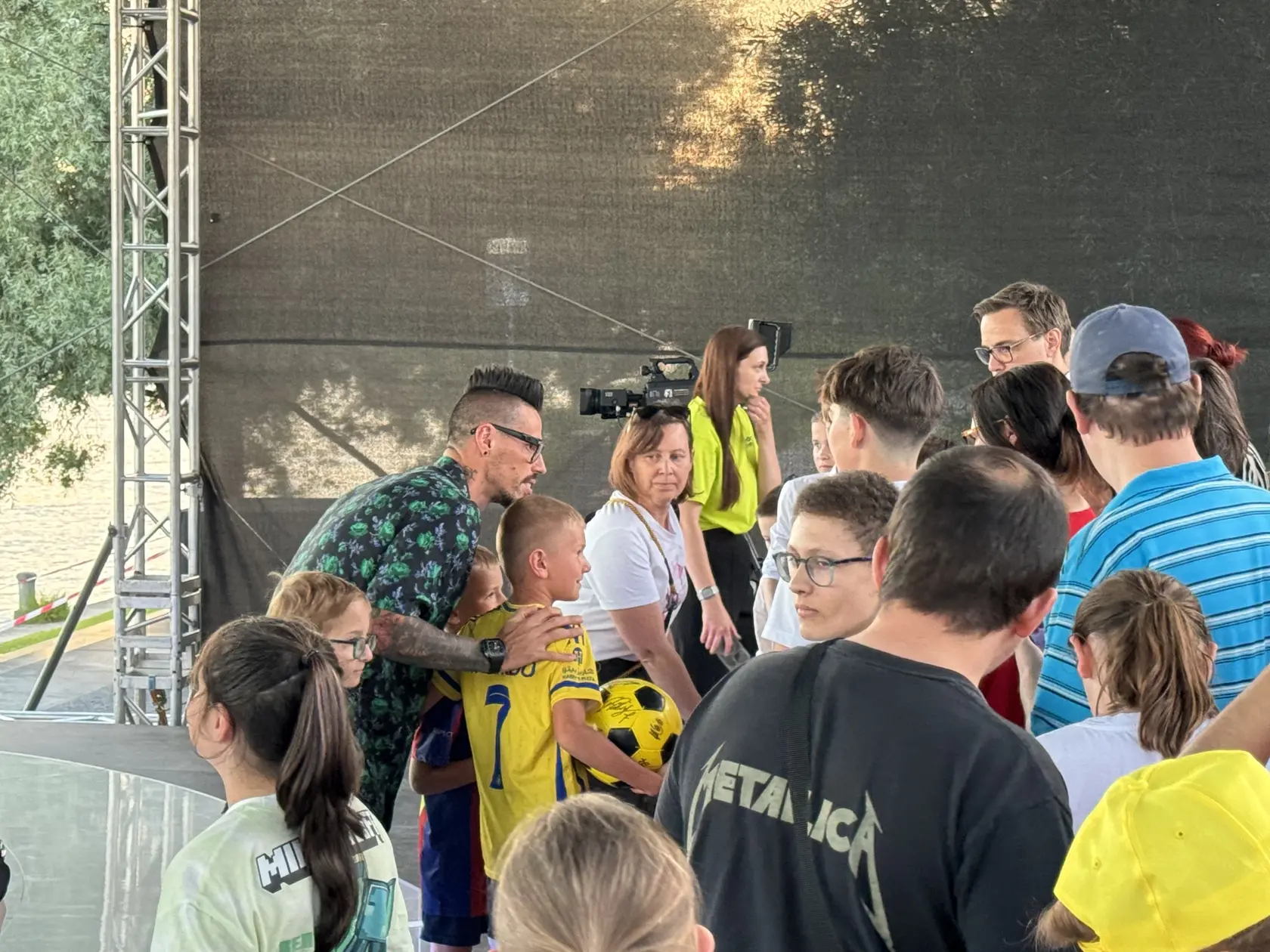 Hamšík pútal v relácii Richarda Lintnera Citrónshow veľkú pozornosť a po nej sa ochotne venoval desiatkam fanúšikov, ktorí chceli fotografiu alebo podpis.