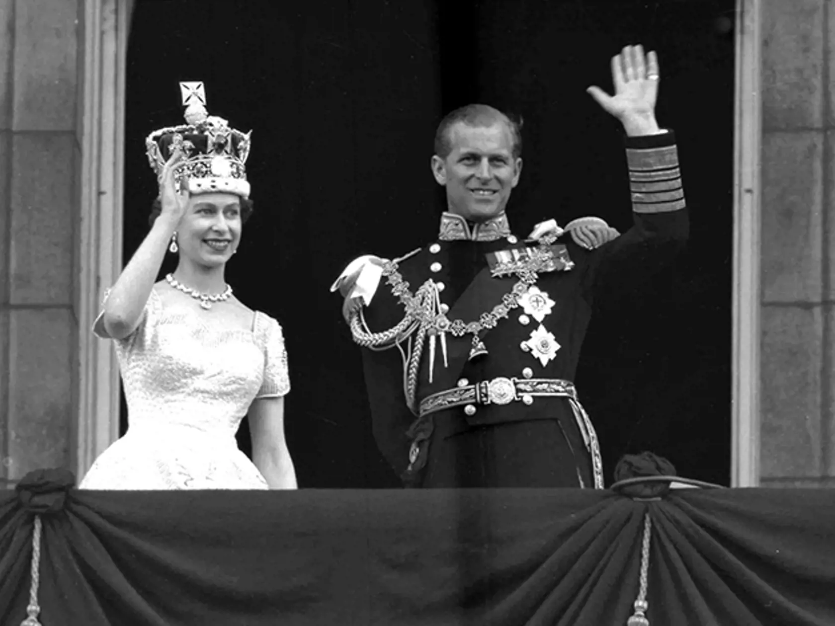 KK30 Londýn - Na archívnej snímke z 2. júna 1953 britská kráľovná Alžbeta II. a princ Philip mávajú z balkóna Buckinghamského paláca po ich korunovácii v Londýne. Kráľovná Alžbeta II. sa stane v stredu 9. septembra 2015 najdlhšie vládnucim monarchom v britskej histórii. FOTO TASR/AP 
FILE - This is a June. 2, 1953  file photo of Britain's Queen Elizabeth II and Prince Philip, Duke of Edinburgh, as they wave to supporters from the balcony at Buckingham Palace, following her coronation at Westmins