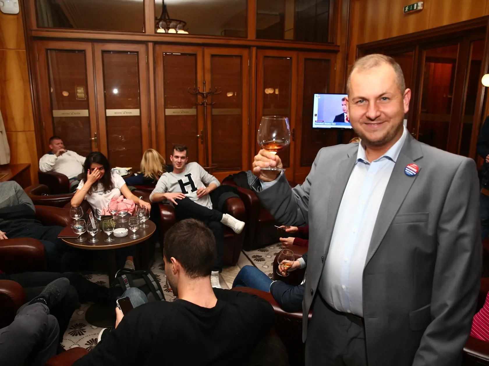 Kandidát na župana Martin Jakubec počas volebnej noci.