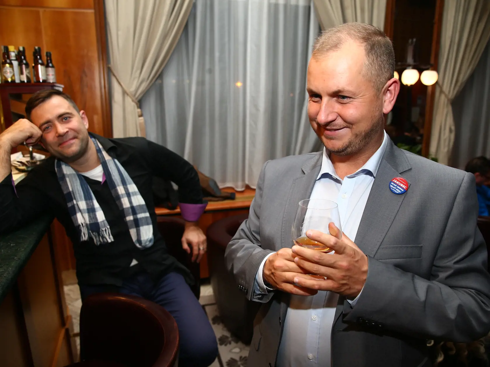 Kandidát na župana Martin Jakubec počas volebnej noci.