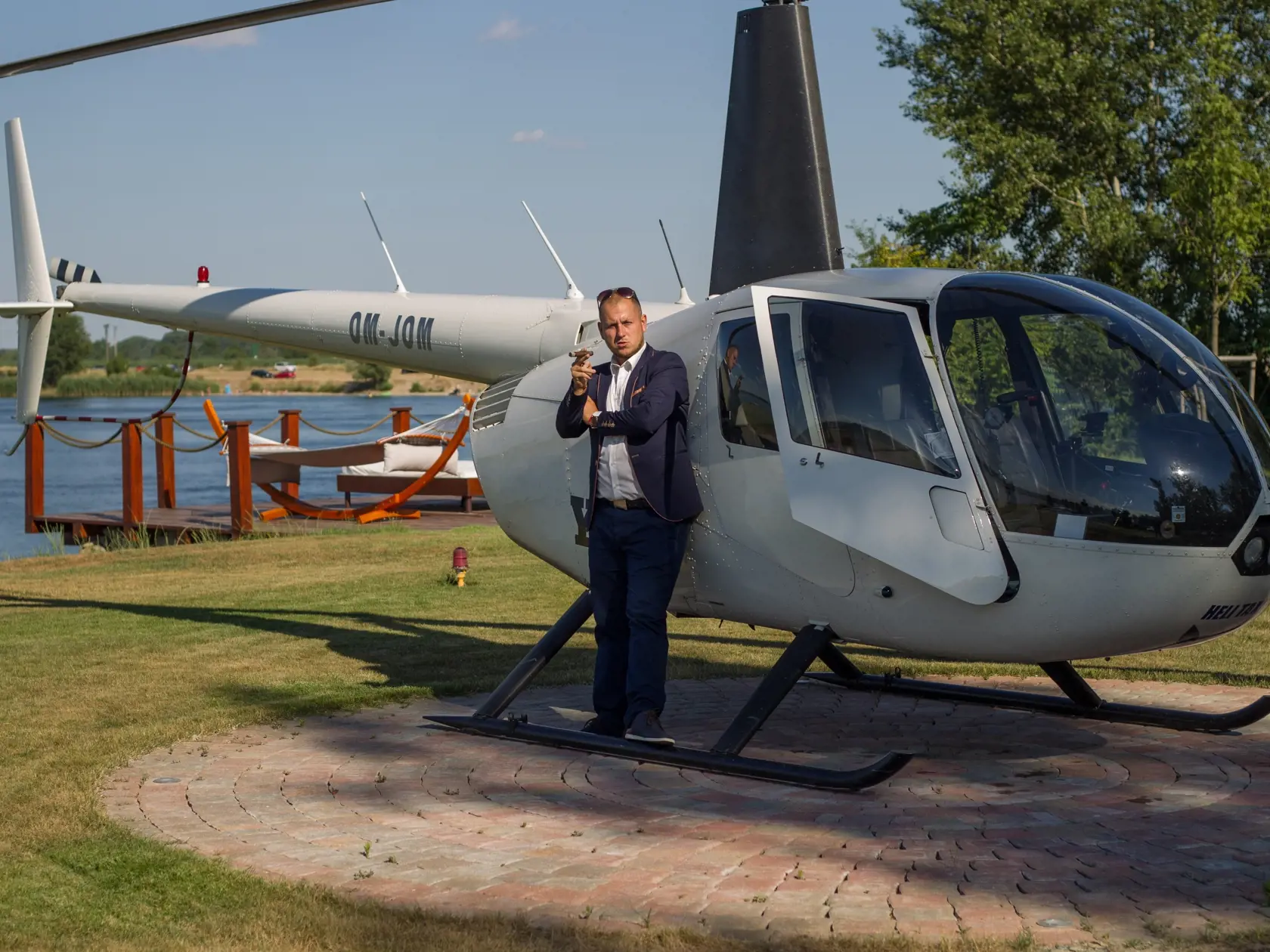 Martin Jakubec pri vrtulniku.