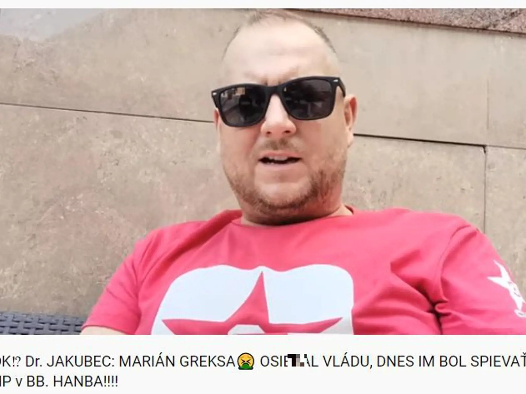 Hudobník Martin Jakubec poriadne naložil Greksovi za to, že nadáva na vládu Igora Matoviča a dnes im spieval na oslavách výročia SNP.