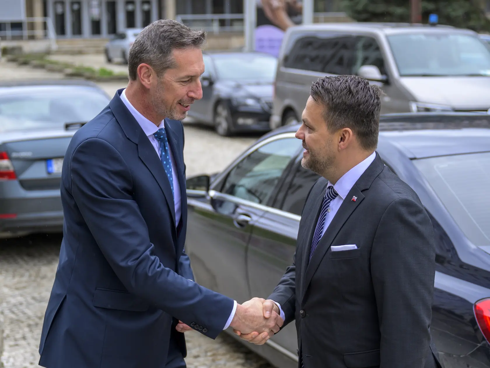 Na snímke sprava minister investícii, regionálneho rozvoja a informatizácie SR Samuel Migaľ (nominant Smer-SD) a predseda Prešovského samosprávneho kraja Milan Majerský pred podpísaním memoranda o vzájomnej spolupráci pri realizácii projektového balíka a aktivít zameraných na investície do prírodného a kultúrneho dedičstva vodnej stavby Domaša a súvisiacej infraštruktúry v Prešove 31. marca 2025. FOTO TASR - Veronika Mihaliková
