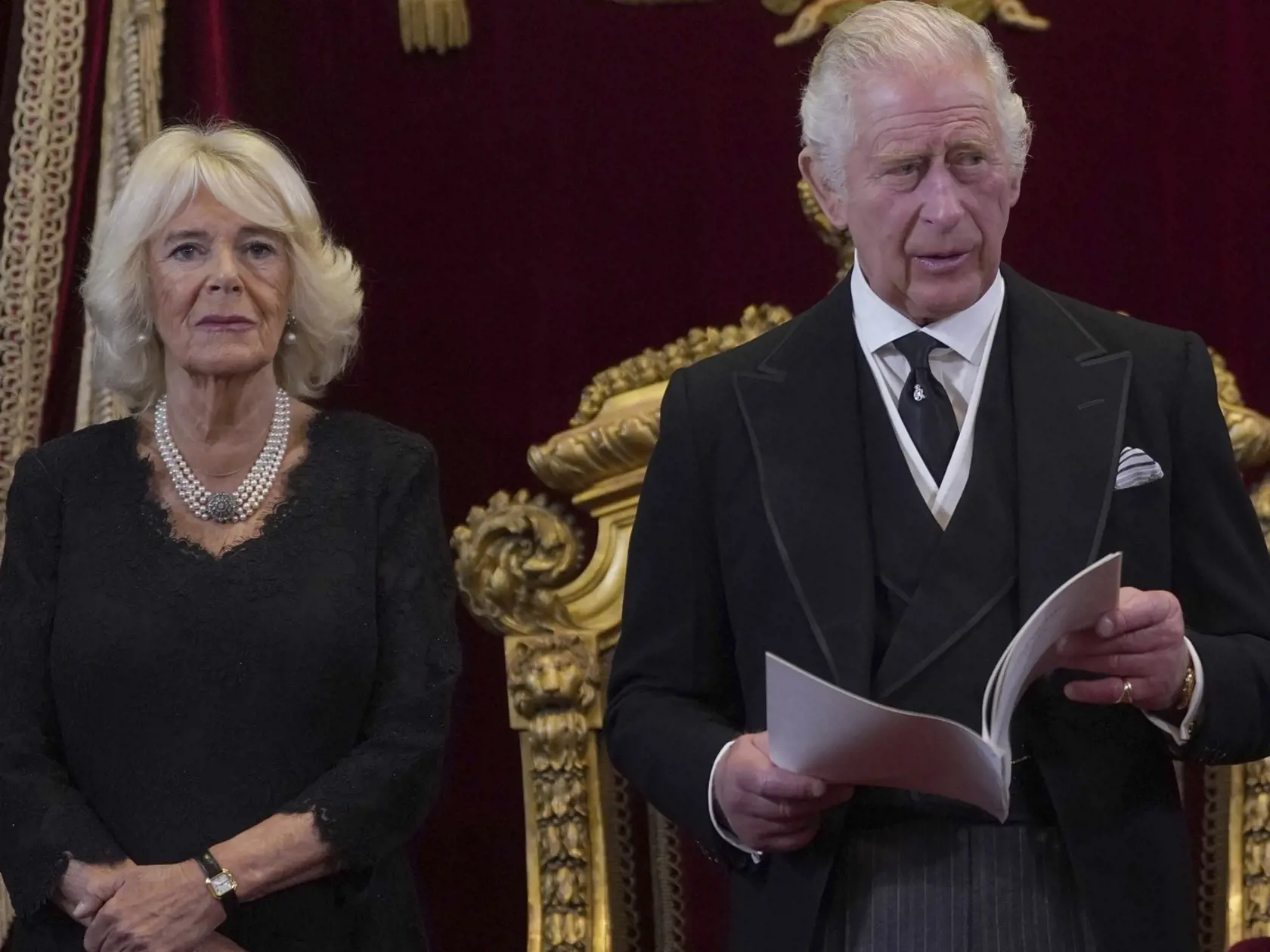 Na snímke sprava britský kráľ Charles III. a britská kráľovná manželka Camilla počas zasadnutia rady pre nástupníctvo trónu v Paláci svätého Jakuba v Londýne 10. septembra 2022.