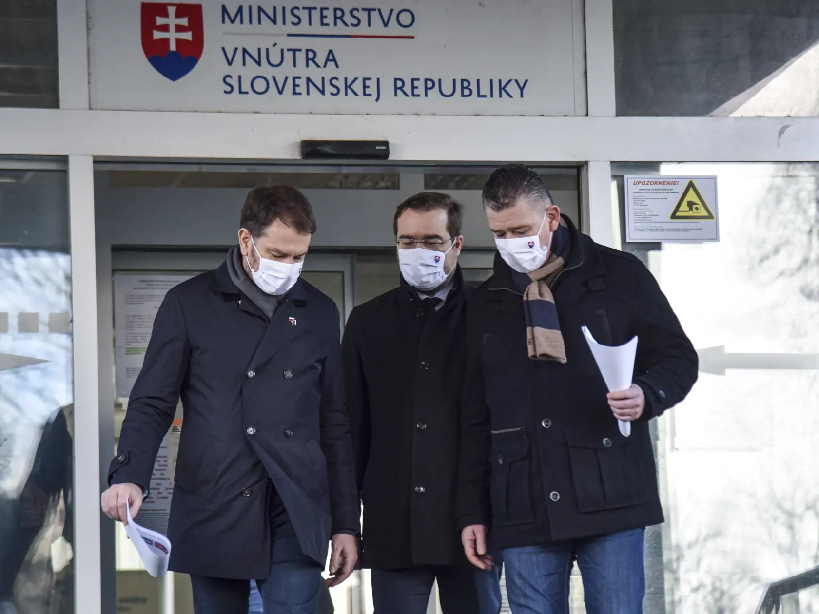 Predseda vlády SR Igor Matovič, minister zdravotníctva SR Marek Krajčí a minister vnútra SR Roman Mikulec počas tlačového brífingu k vyhodnoteniu doterajších výsledkov celoplošného skríningu na ochorenie COVID-19, 24. januára 2021 v Bratislave. FOTO TASR - Pavol Zachar