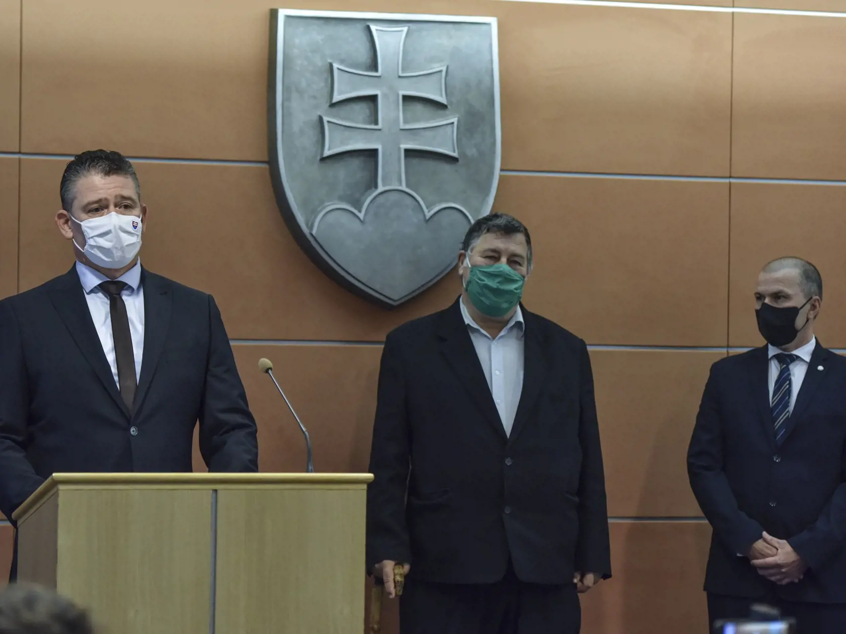 Minister vnútra SR Roman Mikulec, slovenský infektológ Vladimír Krčméry a dočasný prezident Policajného zboru SR Peter Kovařík počas tlačovej konferencie k výzve občanom a opozície k rešpektovaniu núdzového stavu a zákazu zhromažďovania sa s ohľadom na avizované protesty v utorok 17. novembra, v Bratislave 16. novembra 2020. FOTO TASR - Pavol Zachar