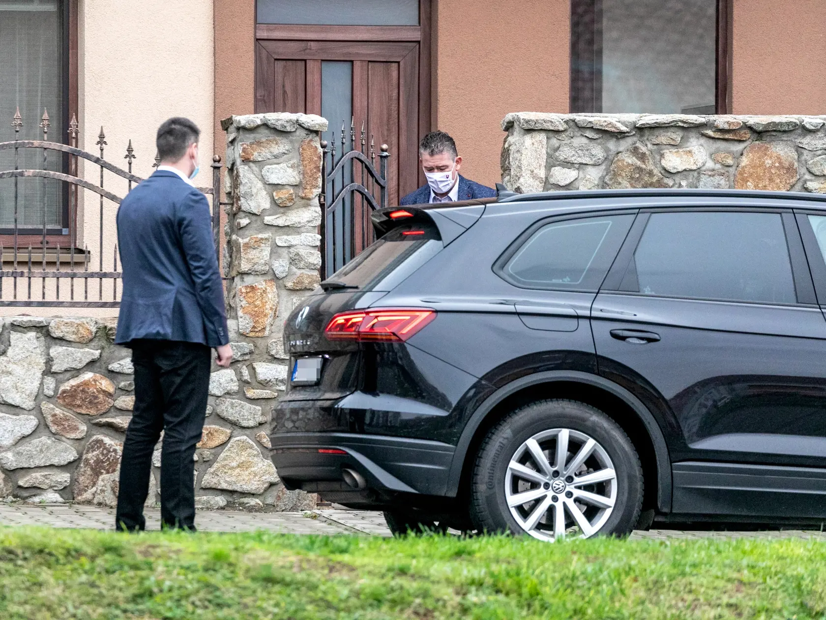 Odchod ministra vnútra Romana Mikulca z domu v Devínskej Novej Vsi.