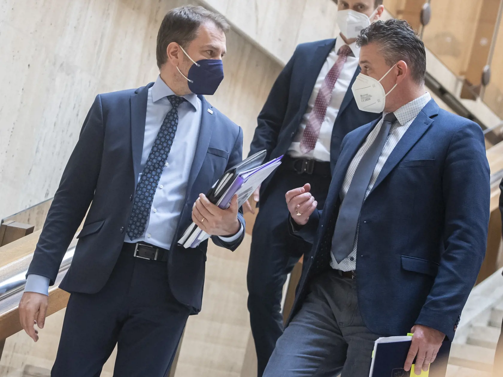 Podpredseda vlády a minister financií SR Igor Matovič (OĽaNO) a vpravo minister vnútra SR Roman Mikulec (OĽaNO) po skončení 8. rokovania vlády SR  5. mája 2021 v Bratislave. FOTO TASR - Martin Baumann
