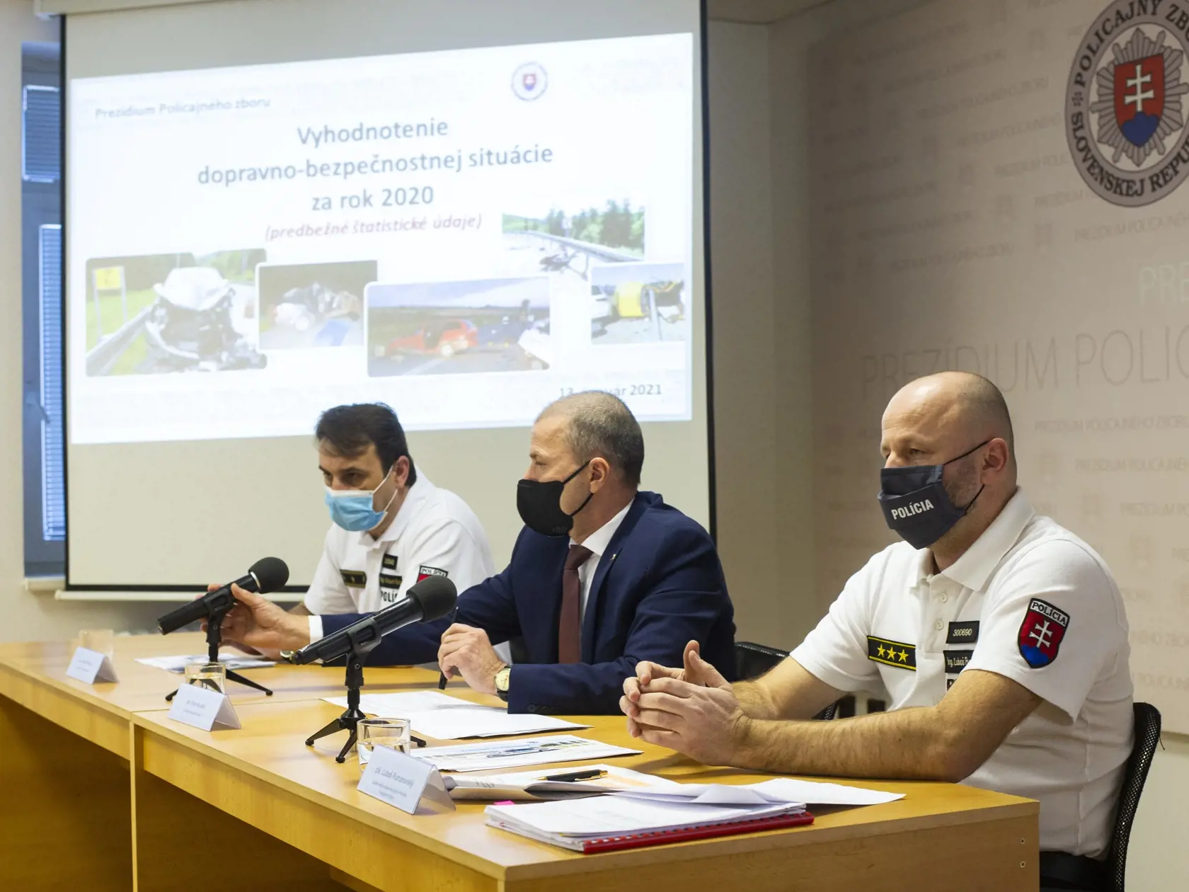 Sprava riaditeľ odboru dopravnej polície Prezídia Policajného zboru (PZ) SR Ľuboš Rumanovský, prezident Policajného zboru SR Peter Kovařík a viceprezident Policajného zboru SR Róbert Bozalka počas tlačovej konferencie na tému Vyhodnotenie dopravno-bezpečnostnej situácie za rok 2020 v Bratislave 13. januára 2021. FOTO TASR - Jakub Kotian
