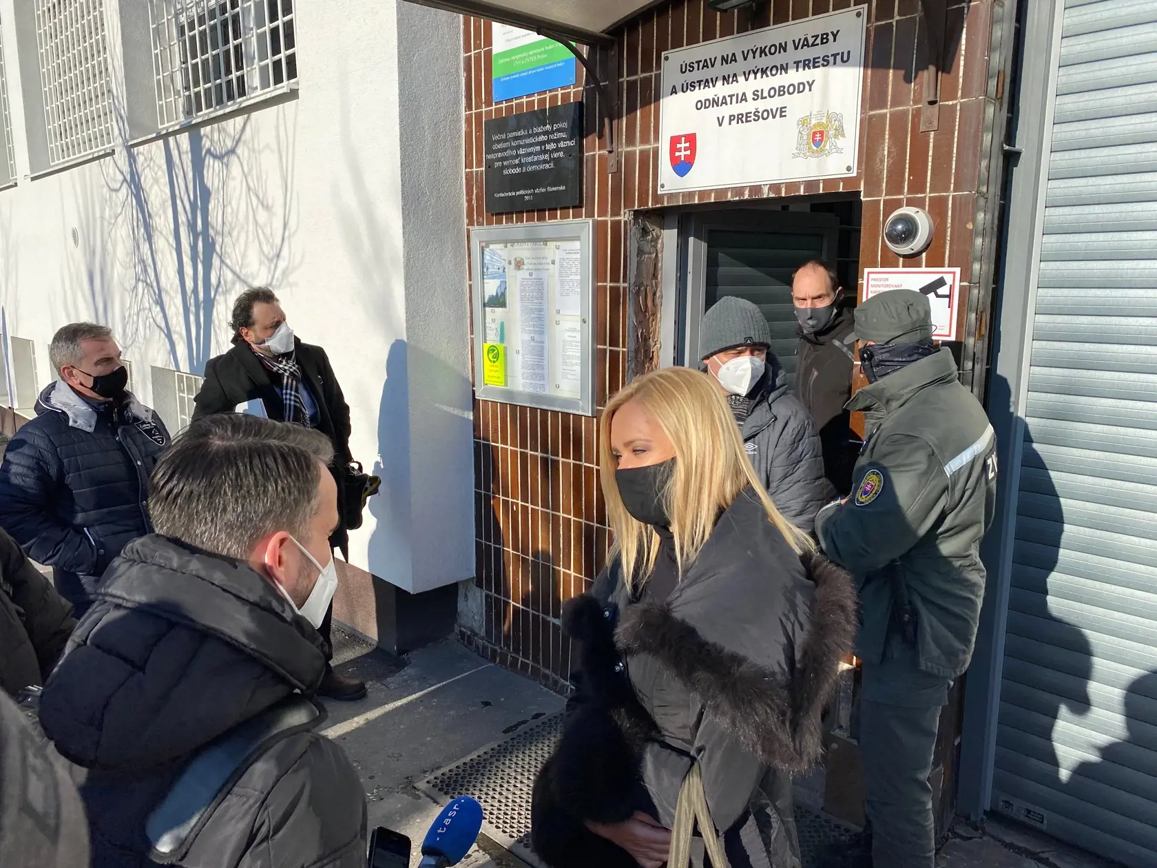 Exministerka vnútra Denisa Saková a členka nezávislej komisie na prešetrenie smrti Milana Lučanského pred vstupom do prešovskej väznice.