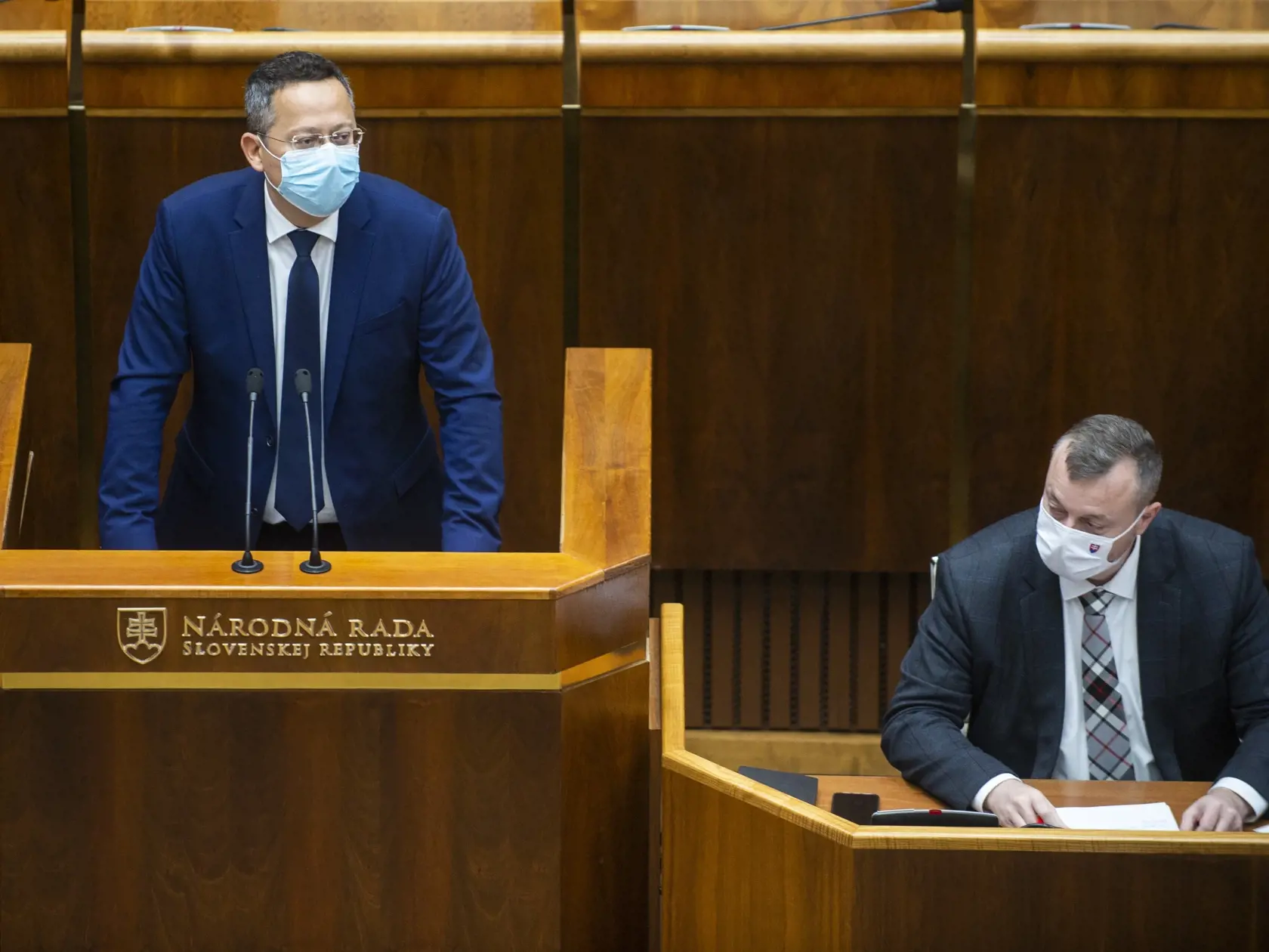 Na snímke zľava poslanec NR SR Ladislav Kamenický (Smer-SD) a minister práce, sociálnych vecí a rodiny SR Milan Krajniak (Sme rodina) počas 16. schôdze parlamentu v Bratislave v stredu 21. októbra 2020. FOTO TASR - Jakub Kotian 