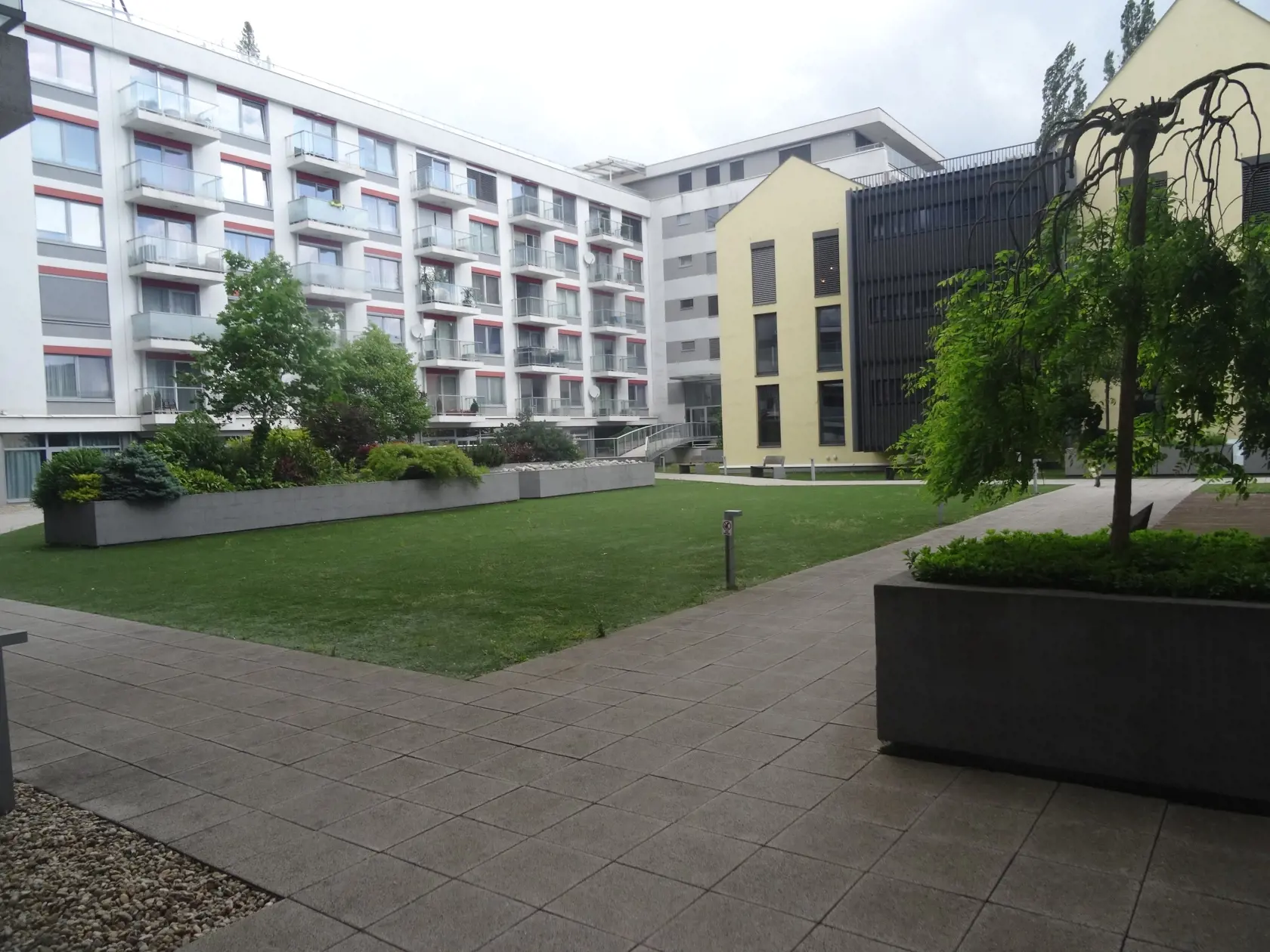 Átrium kam má zo svojho bytu výhľad Varholíková, z opačnej strany sa pozerá na budovu košickej basy, presnejšie Ústav na výkon väzby a Ústav na výkon trestu odňatia slobody na Floriánskej.