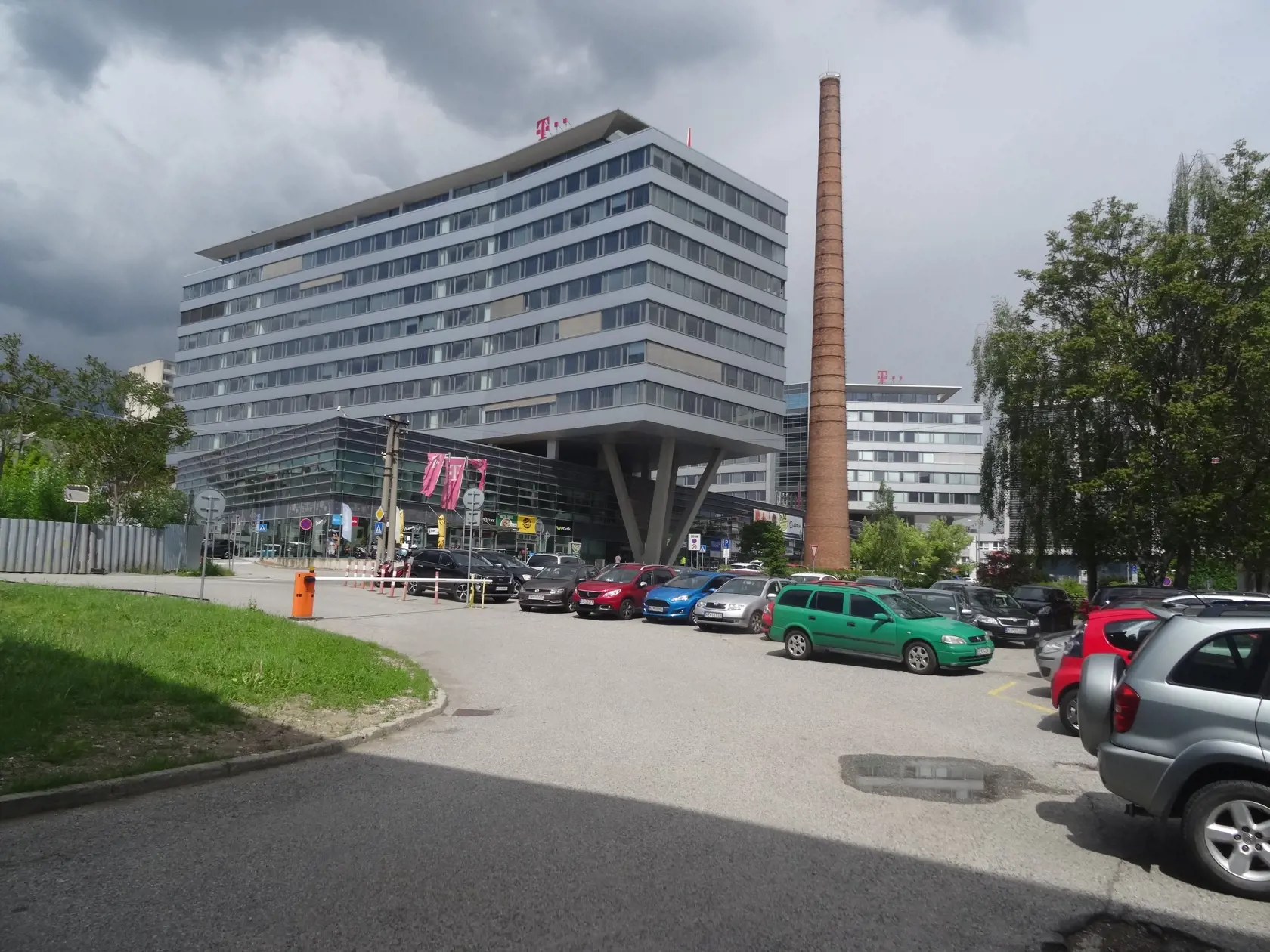 Komplex kde býva v podnájme Varholíková.