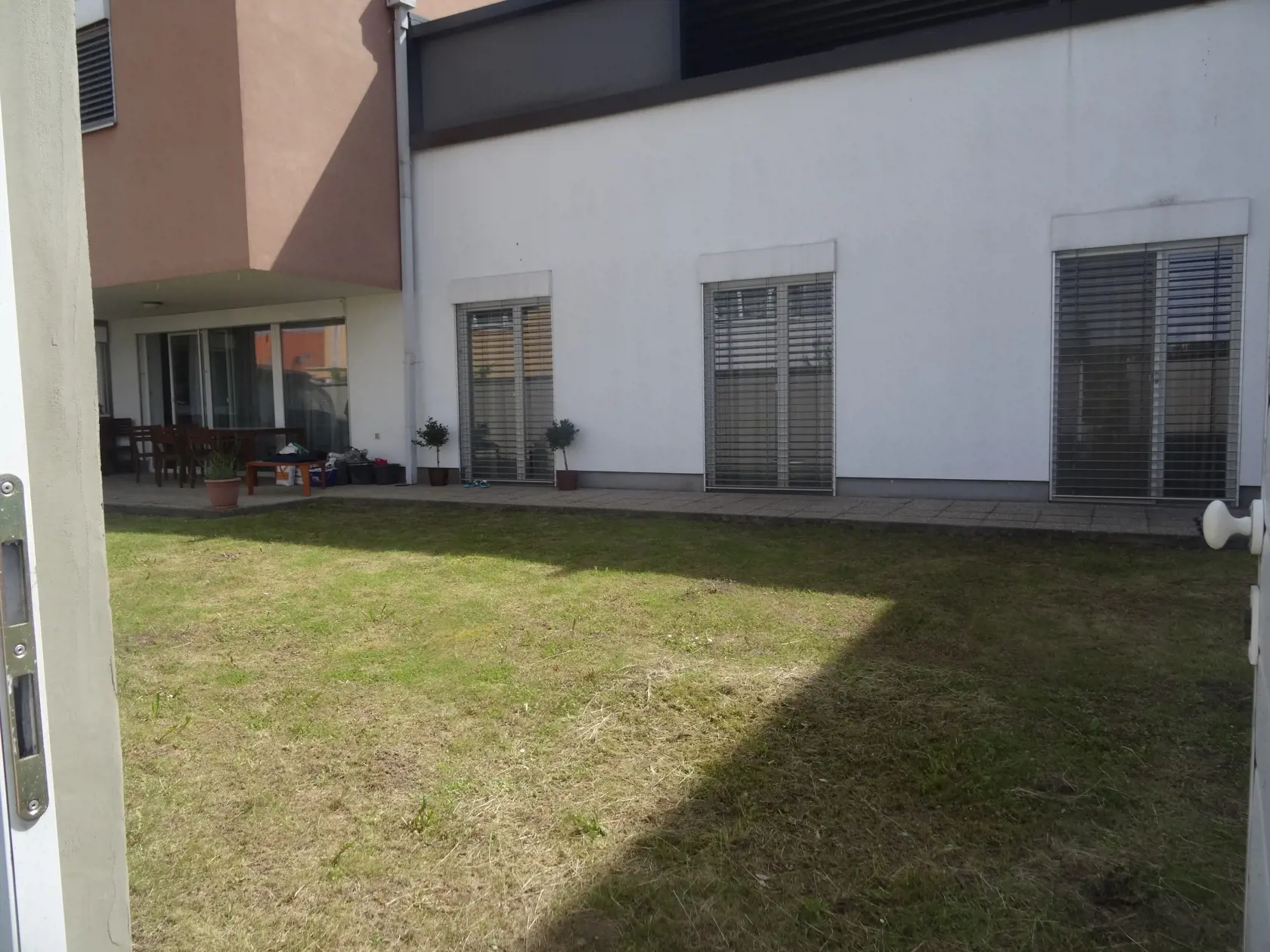 Zo všetkých izieb je vstup na dvor.