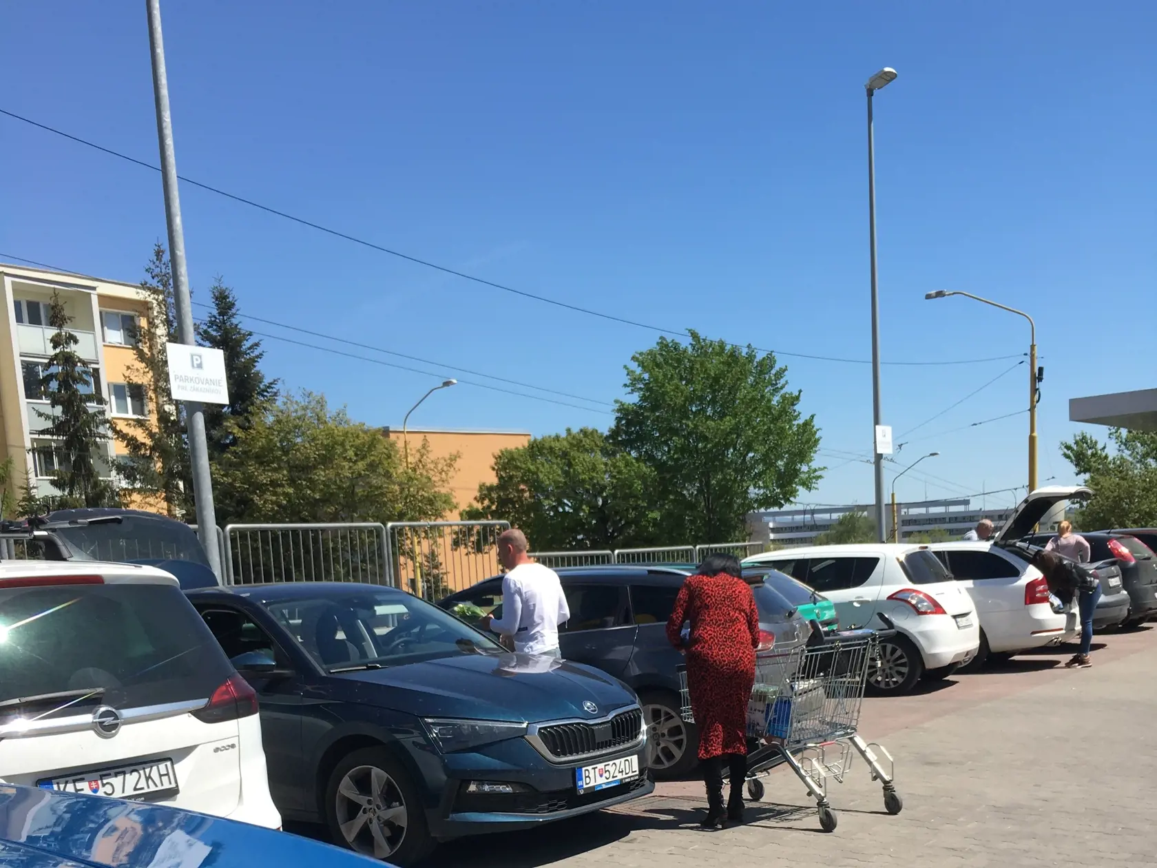 Rezešová pri nákupe v supermarkete v Košiciach. Vozík nebol nijako extra plný.