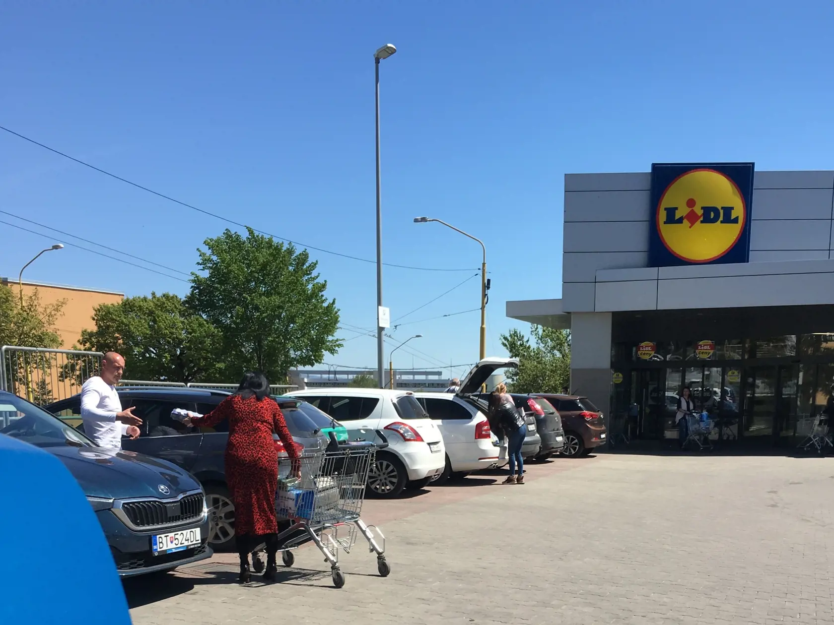 Rezešová pri nákupe v supermarkete v Košiciach. Eva st. pôsobí veľmi vychudnutým dojmom.