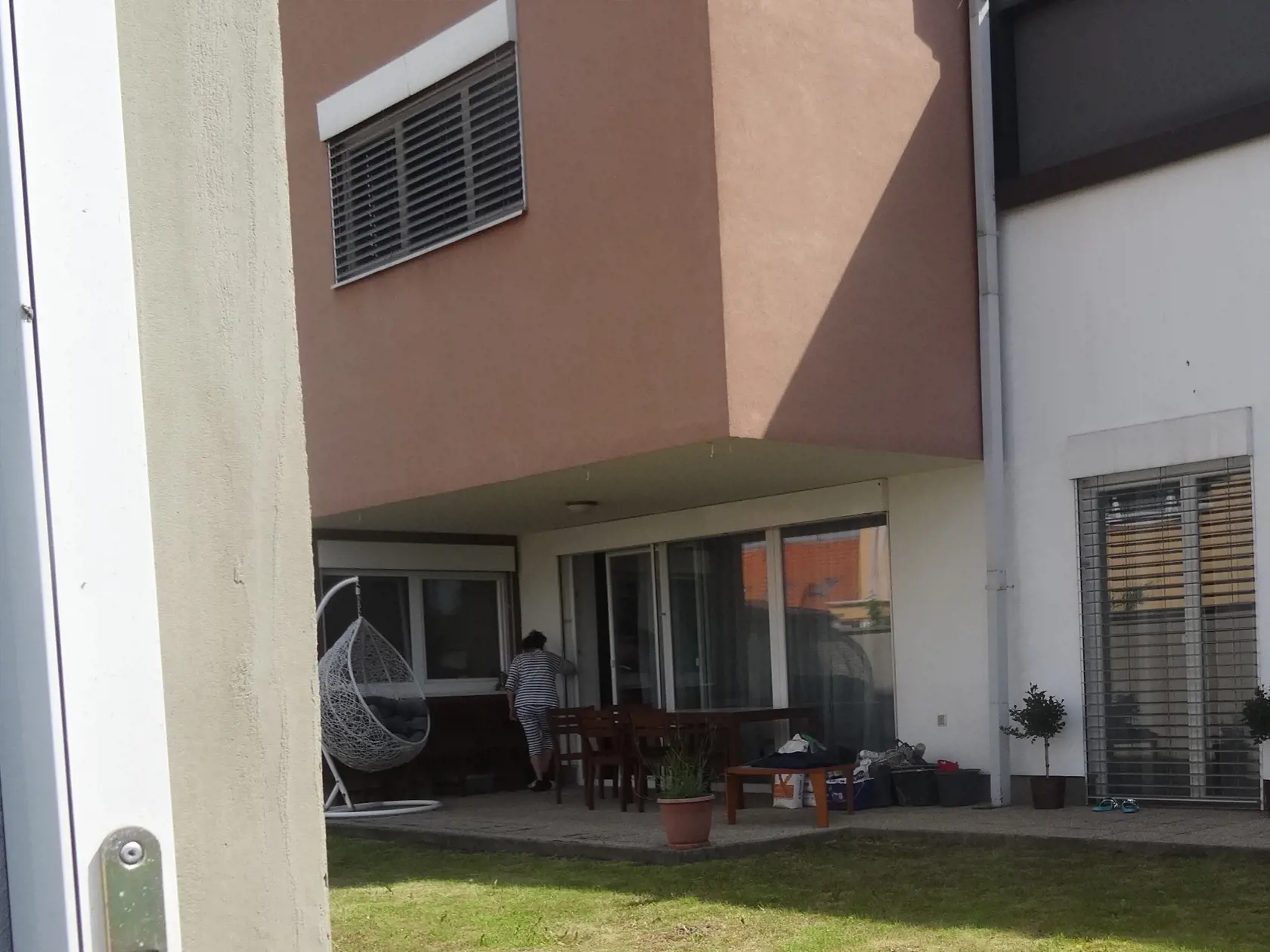 Tesne nad terasou sa nachádza okno z bytu suseda, ktorý býva nad Rezešovou.