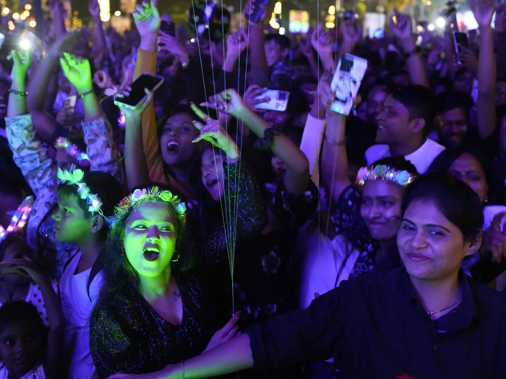 KK23 Bombaj - Ľudia počas novoročných osláv v Bombaji 1. januára 2024. FOTO TASR/AP
People celebrate New Year's at a promenade in Mumbai, India, Monday, Jan. 1, 2024. (AP Photo/Rafiq Maqbool)