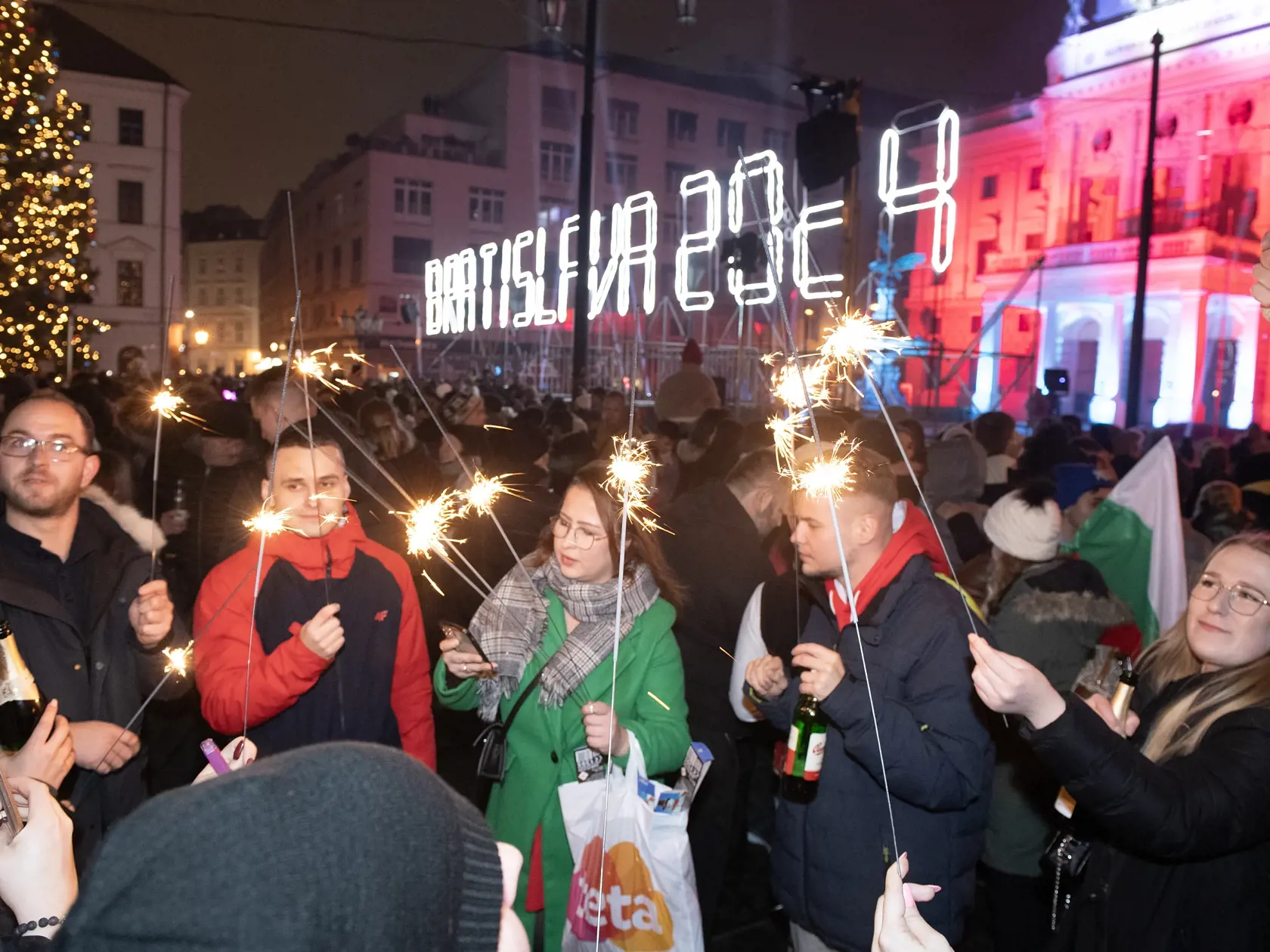 Na snímke ľudia oslavujú príchod Nového roka 2024 na Hviezdoslavovom námestí 1. januára 2024 v Bratislave. FOTO TASR - Pavel Neubauer 
