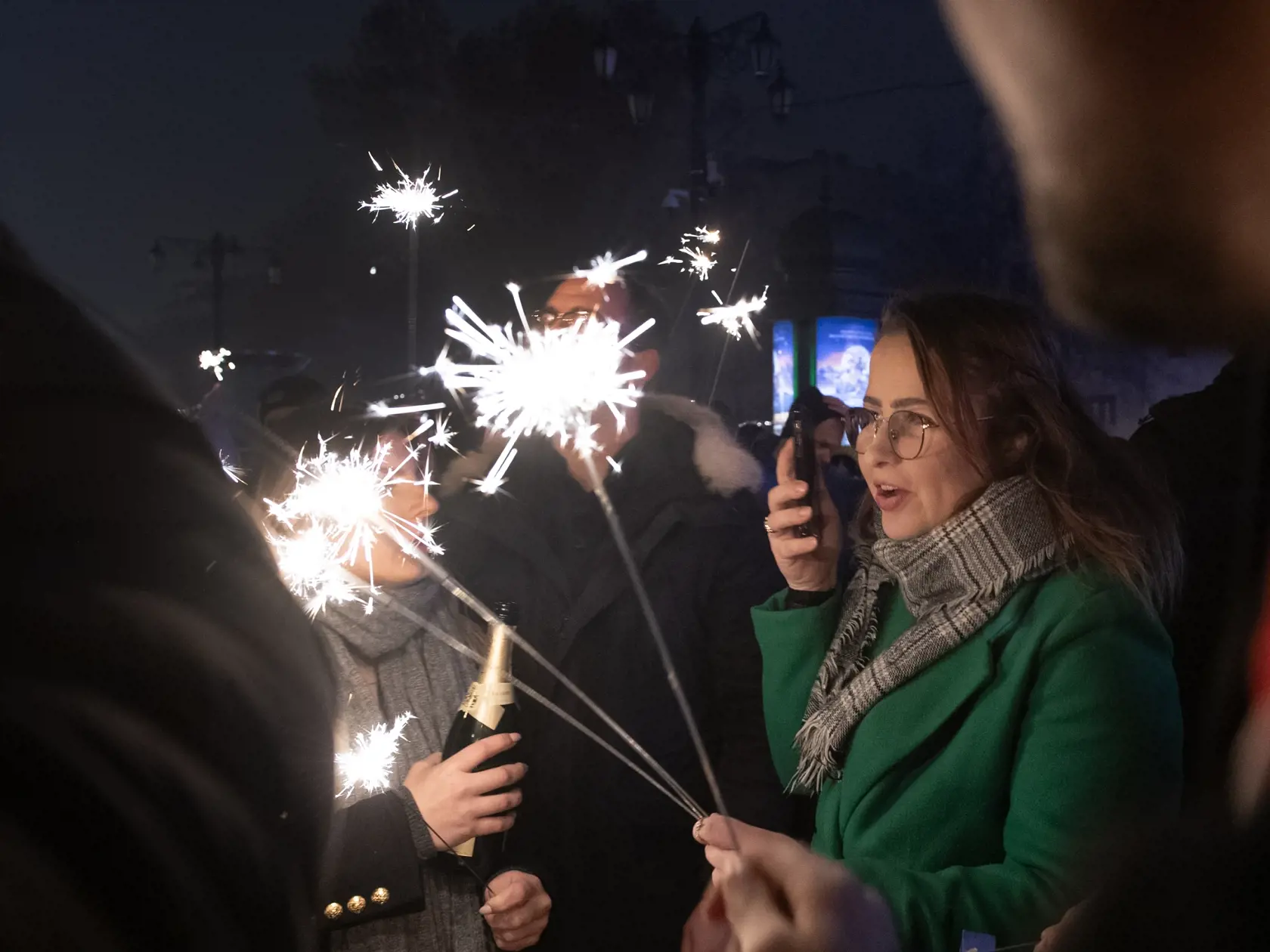 Na snímke ľudia oslavujú príchod Nového roka 2024 na Hviezdoslavovom námestí 1. januára 2024 v Bratislave. FOTO TASR - Pavel Neubauer 