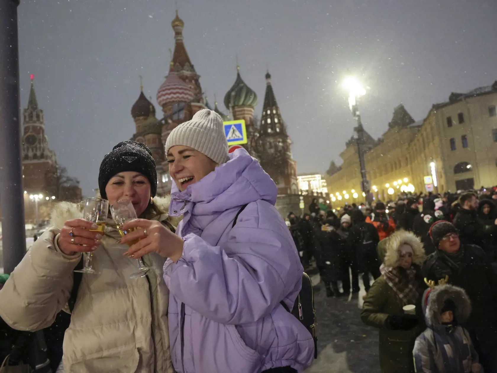 KK30 Moskva - Ľudia popíjajú šumivé víno neďaleko Červeného námestia počas novoročných osláv v Moskve 1. januára 2024. FOTO TASR/AP
People drink sparkling wine near Red Square with the St. Basil's Cathedral, right, and the Spasskaya Tower, left, in the background, after midnight in Moscow, Russia, Monday, Jan. 1, 2024. (AP Photo/Marina Lystseva)