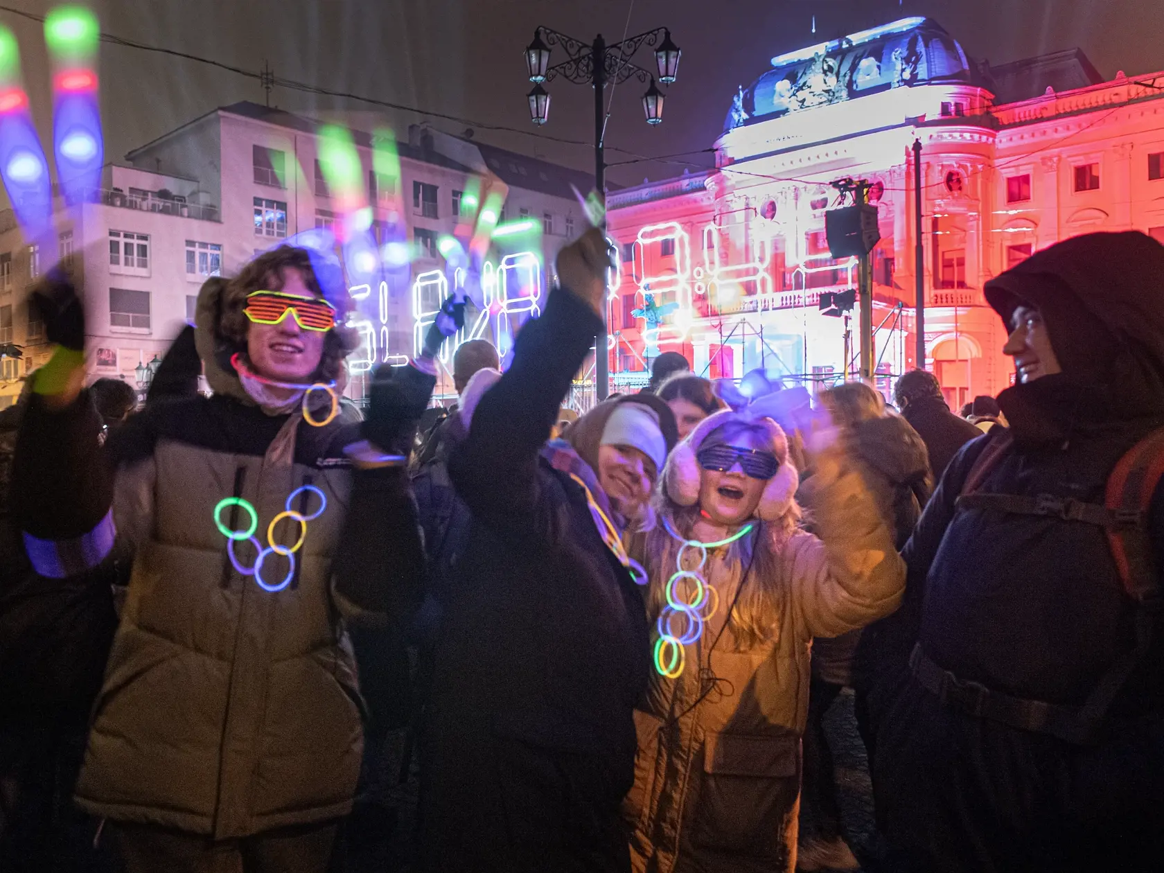 Na snímke ľudia oslavujú príchod Nového roka 2024 na Hviezdoslavovom námestí 1. januára 2024 v Bratislave. FOTO TASR - Pavel Neubauer 