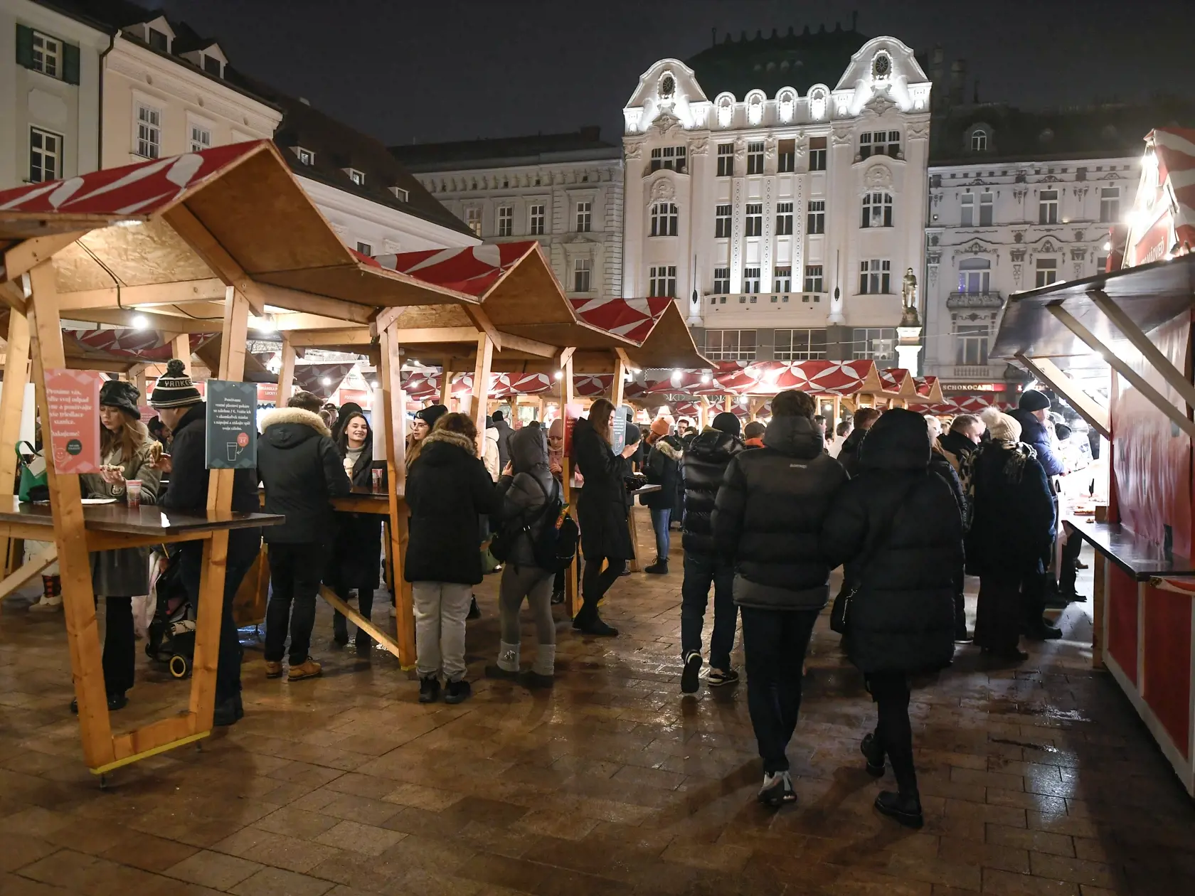 Ľudia čakajú na príchod Nového roka 2024 na Hlavnom námestí 31. decembra 2023 v Bratislave. FOTO TASR - Pavel Neubauer 