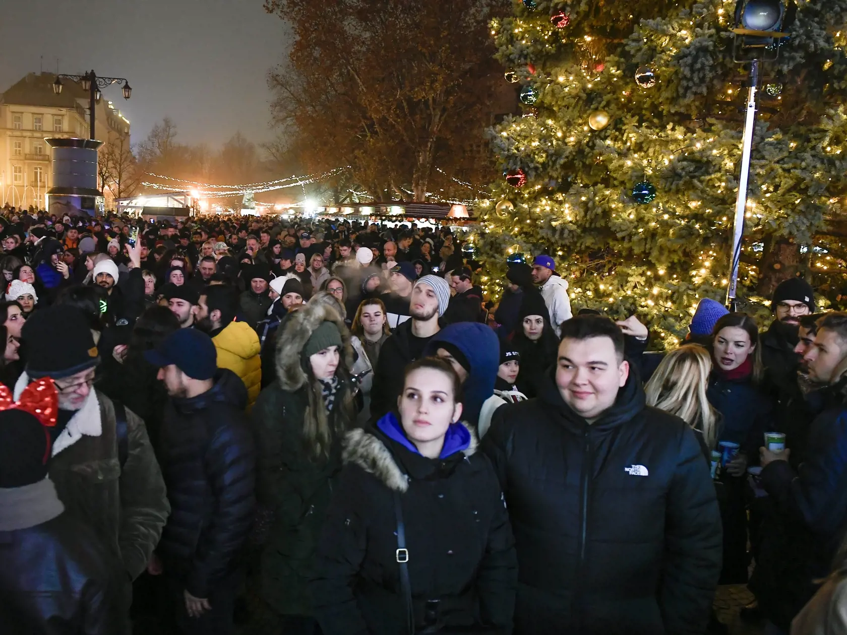 Ľudia čakajú na príchod Nového roka 2024 na Hviezdoslavovom námestí v Bratislave 31. decembra 2023 v Bratislave. FOTO TASR - Pavel Neubauer 