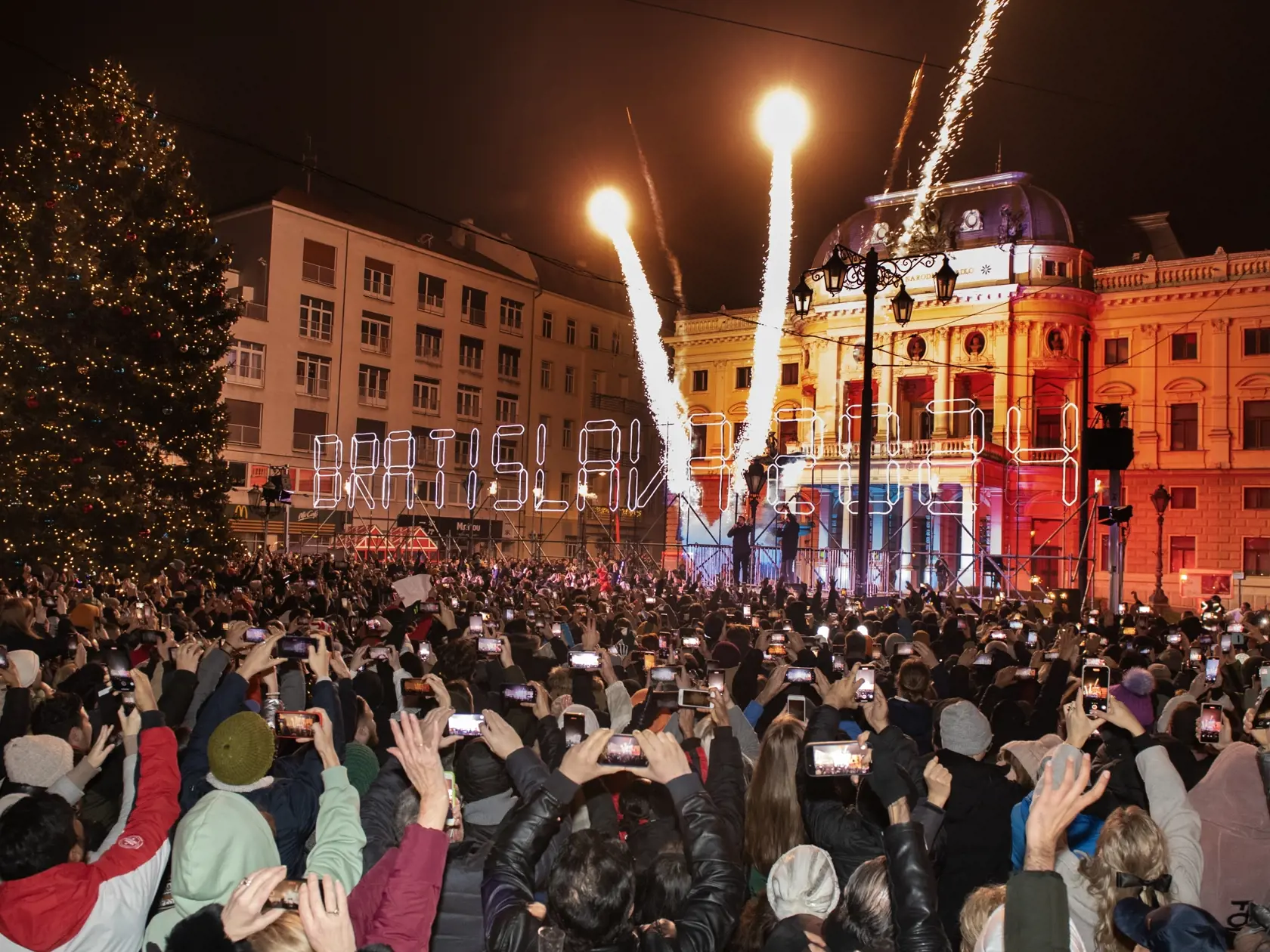 Na snímke ľudia oslavujú príchod Nového roka 2024 na Hviezdoslavovom námestí 1. januára 2024 v Bratislave. FOTO TASR - Pavel Neubauer 