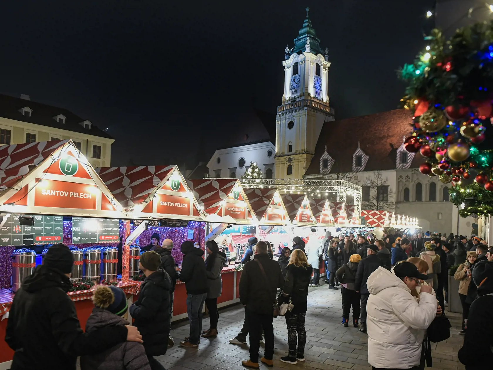 Ľudia čakajú na príchod Nového roka 2024 na Hlavnom námestí 31. decembra 2023 v Bratislave. FOTO TASR - Pavel Neubauer 