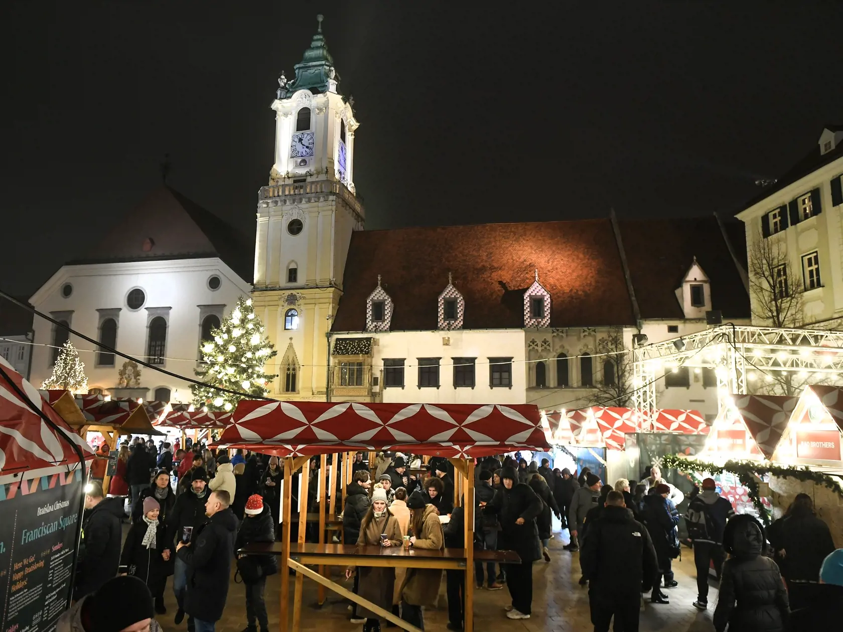 Ľudia čakajú na príchod Nového roka 2024 na Hlavnom námestí 31. decembra 2023 v Bratislave. FOTO TASR - Pavel Neubauer 