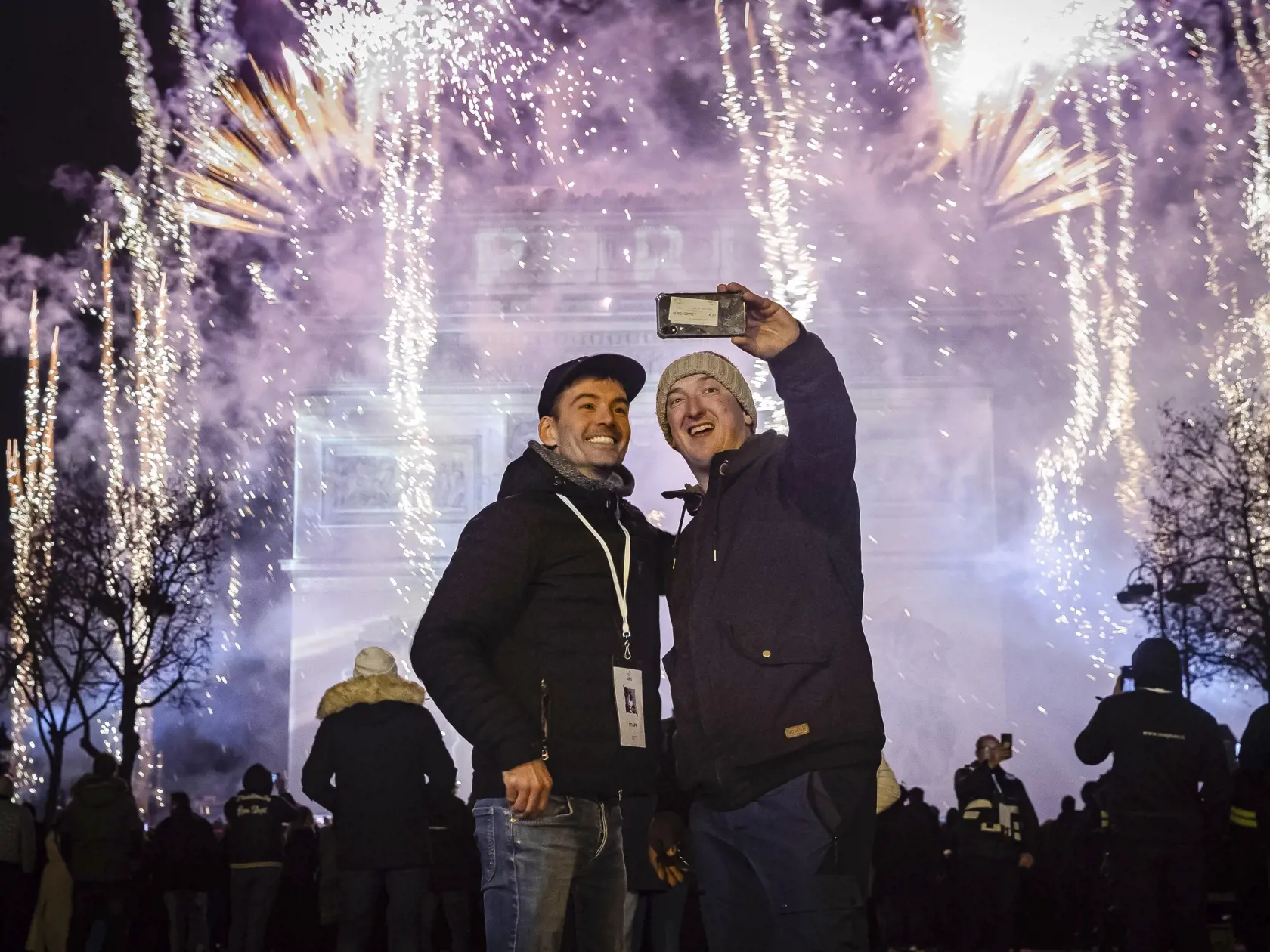 KK44 Paríž - Na snímke ľudia počas osláv Nového roka na bulvári Champs-Élysées v Paríži 1. decembra 2023 v Paríži. FOTO TASR/AP
Revelers enjoy New Year's celebrations at the Champs Elysees, in Paris, France, Monday, Jan. 1, 2024. (AP Photo/Aurelien Morissard)