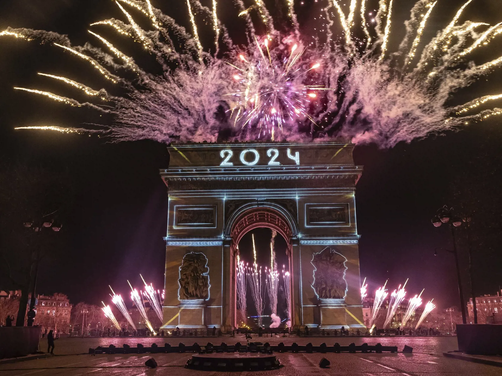 KK43 Paríž - Na snímke svetelná šou premietaná na Víťaznom oblúku počas osláv Nového roka na bulvári Champs-Élysées v Paríži 31. decembra 2023 v Paríži. FOTO TASR/AP
A light show is projected on the Arc de Triomphe during New Year's celebrations on the Champs Elysees in Paris, France, Monday, Jan. 1, 2024. (AP Photo/Aurelien Morissard)