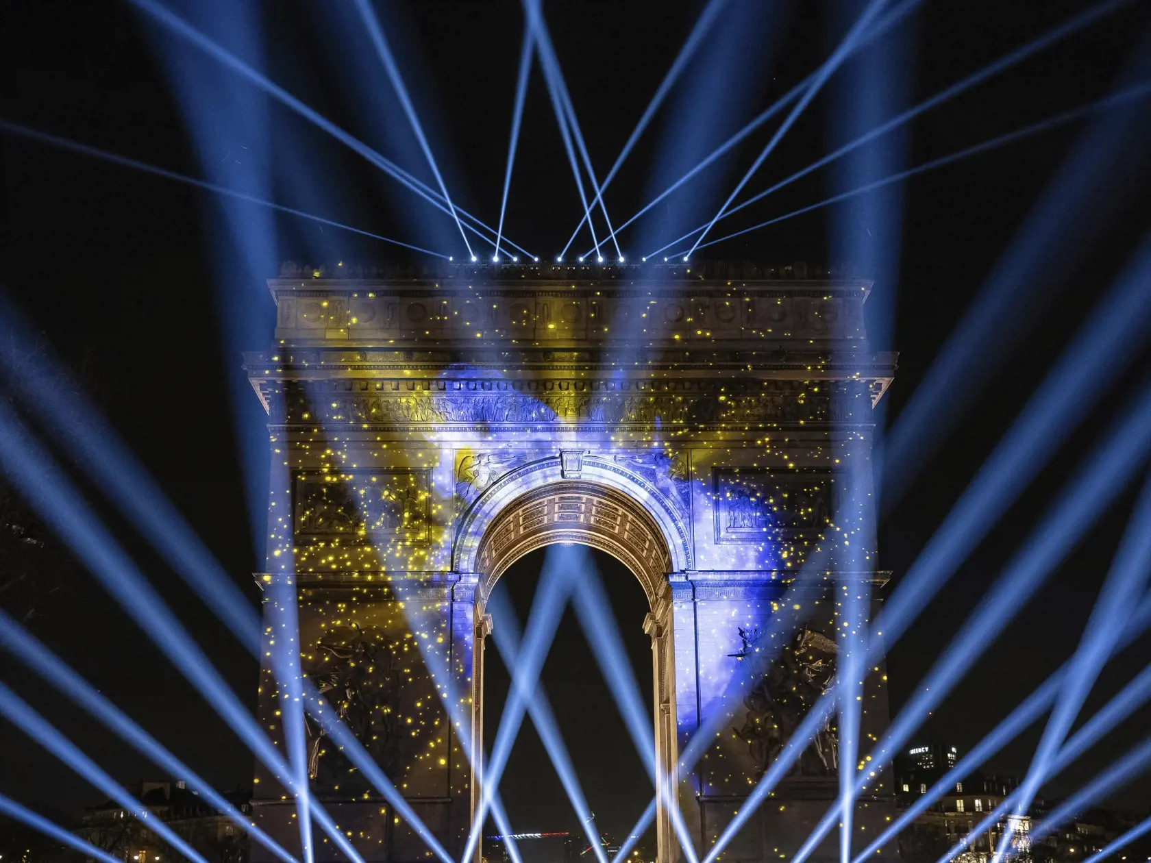 KK32 Paríž - Na snímke svetelná šou premietaná na Víťaznom oblúku v rámci silvestrovských osláv príchodu Nového roka na bulvári Champs-Élysées v Paríži 31. decembra 2023 v Paríži. FOTO TASR/AP
A light show is projected on the Arc de Triomphe during a New Year's celebration on the Champs Elysees in Paris, France, Sunday, Dec. 31, 2023 (AP Photo/Aurelien Morissard)
