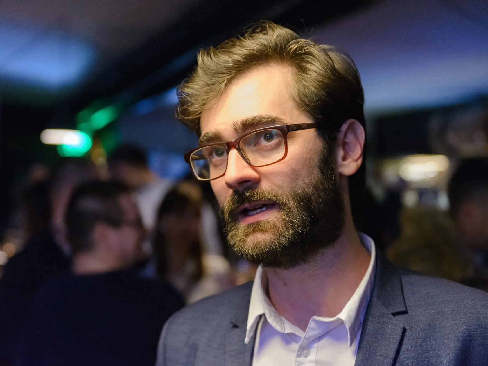 Na snímke kandidát na primátora Nitry Marek Hattas reaguje na priebežné výsledky volieb do orgánov samosprávy obc ípočas volebnej noci v Nitre 10. novembra 2018.FOTO TASR - Henrich Mišovič