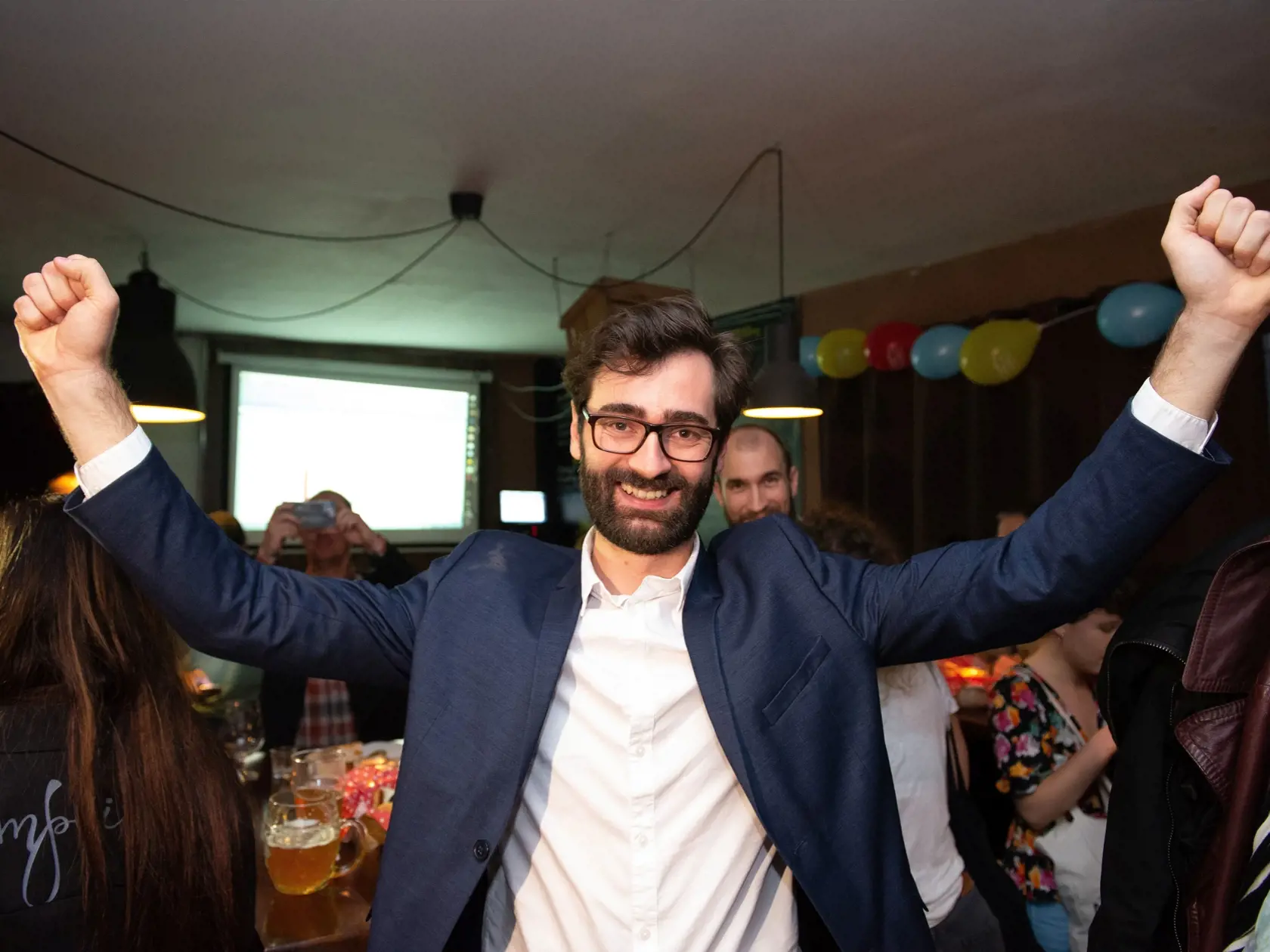Na snímke kandidát na primátora Nitry Marek Hattas reaguje na priebežné výsledky volieb do orgánov samosprávy obcí počas volebnej noci v Nitre 10. novembra 2018.FOTO TASR - Henrich Mišovič