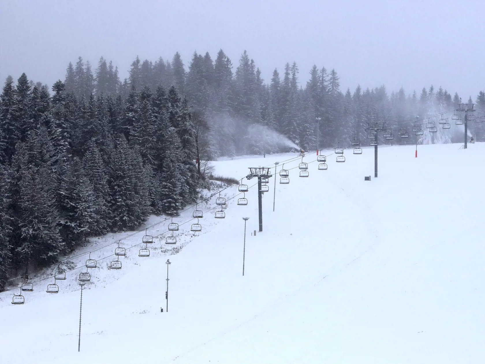 Na snímke lyžiarske stredisko Donovaly pri Banskej Bystrici počas umelého zasnežovania 1. decembra 2023. FOTO TASR - Ján Krošlák