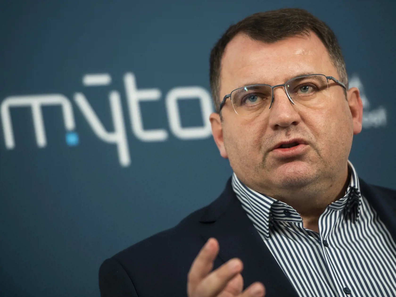 Na snímke podpredseda predstavenstva, riaditeľ úseku spoplatnenia a IT Národnej diaľničnej spoločnosti (NDS) Jaroslav Ivanco počas tlačovej konferencie o rokovaniach NDS a spoločnosti SkyToll v Bratislave 9. decembra.