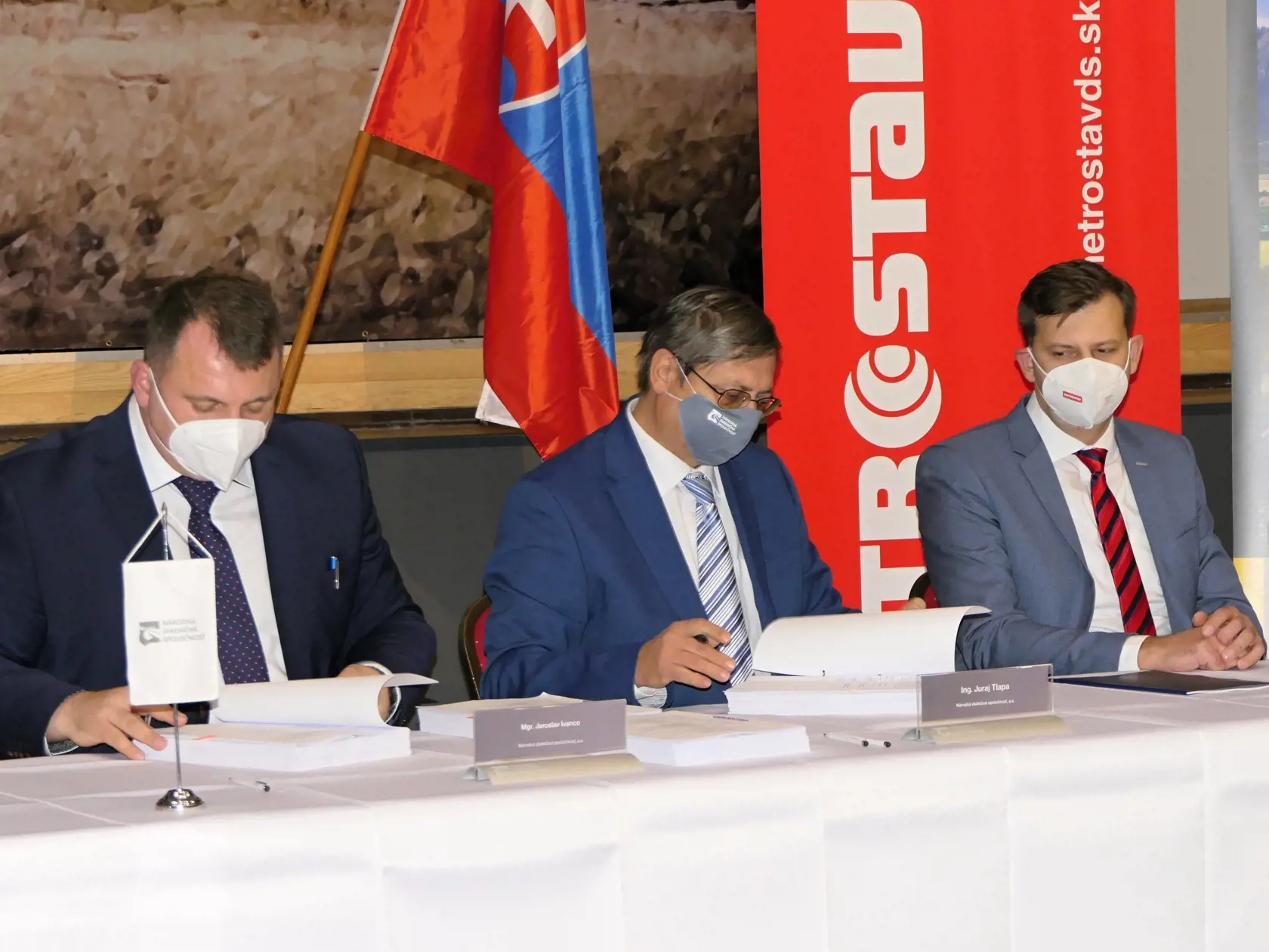 Na snímke zľava podpredseda predstavenstva, riaditeľ úseku spoplatnenia a IT Národnej diaľničnej spoločnosti (NDS) Jaroslav Ivanco, predseda predstavenstva NDS Juraj Tlapa a predseda predstavenstva Metrostav DS Pavol Hrúzik  počas podpisu zmluvy na výstavbu privádzača D3 Žilina, Brodno- Kysucké Nové Mesto,  22. decembra 2021 v Kysuckom Novom Meste.