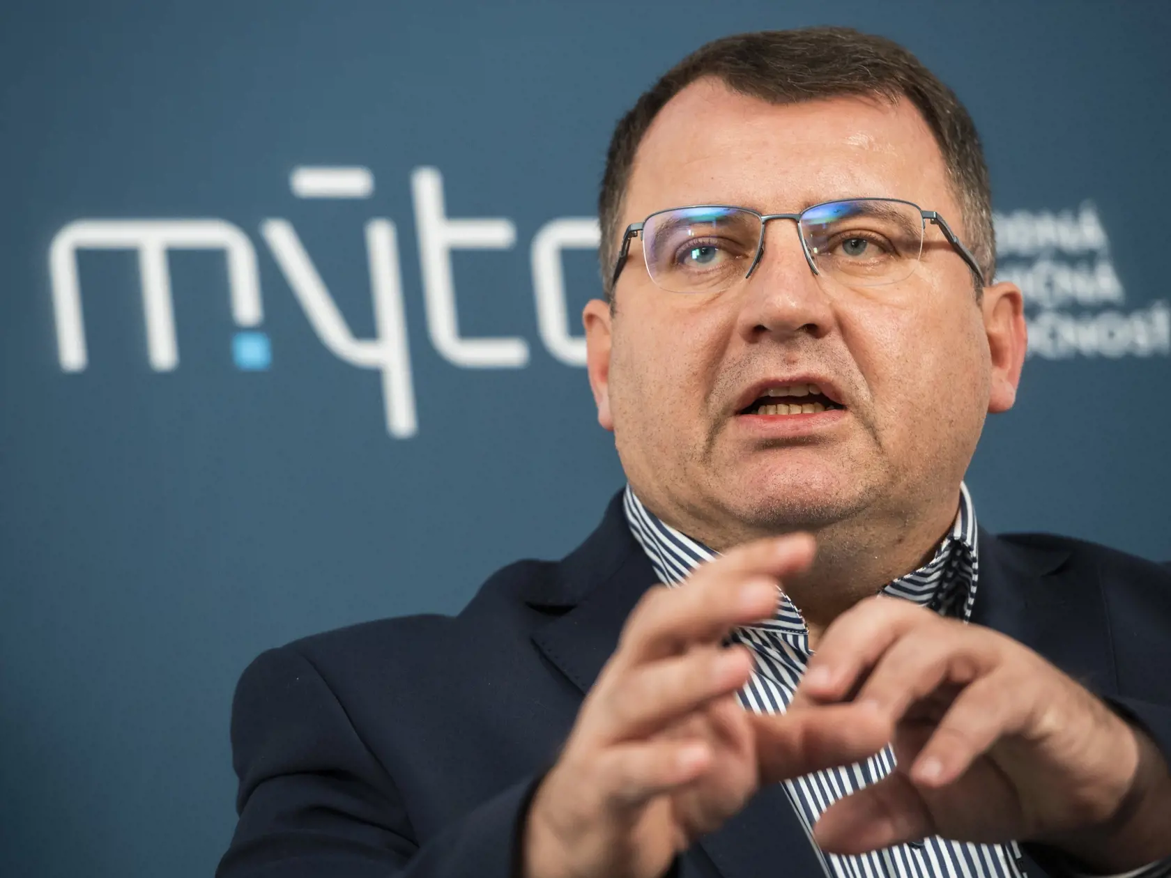 Na snímke podpredseda predstavenstva, riaditeľ úseku spoplatnenia a IT Národnej diaľničnej spoločnosti (NDS) Jaroslav Ivanco počas tlačovej konferencie o rokovaniach NDS a spoločnosti SkyToll v Bratislave 9. decembra.