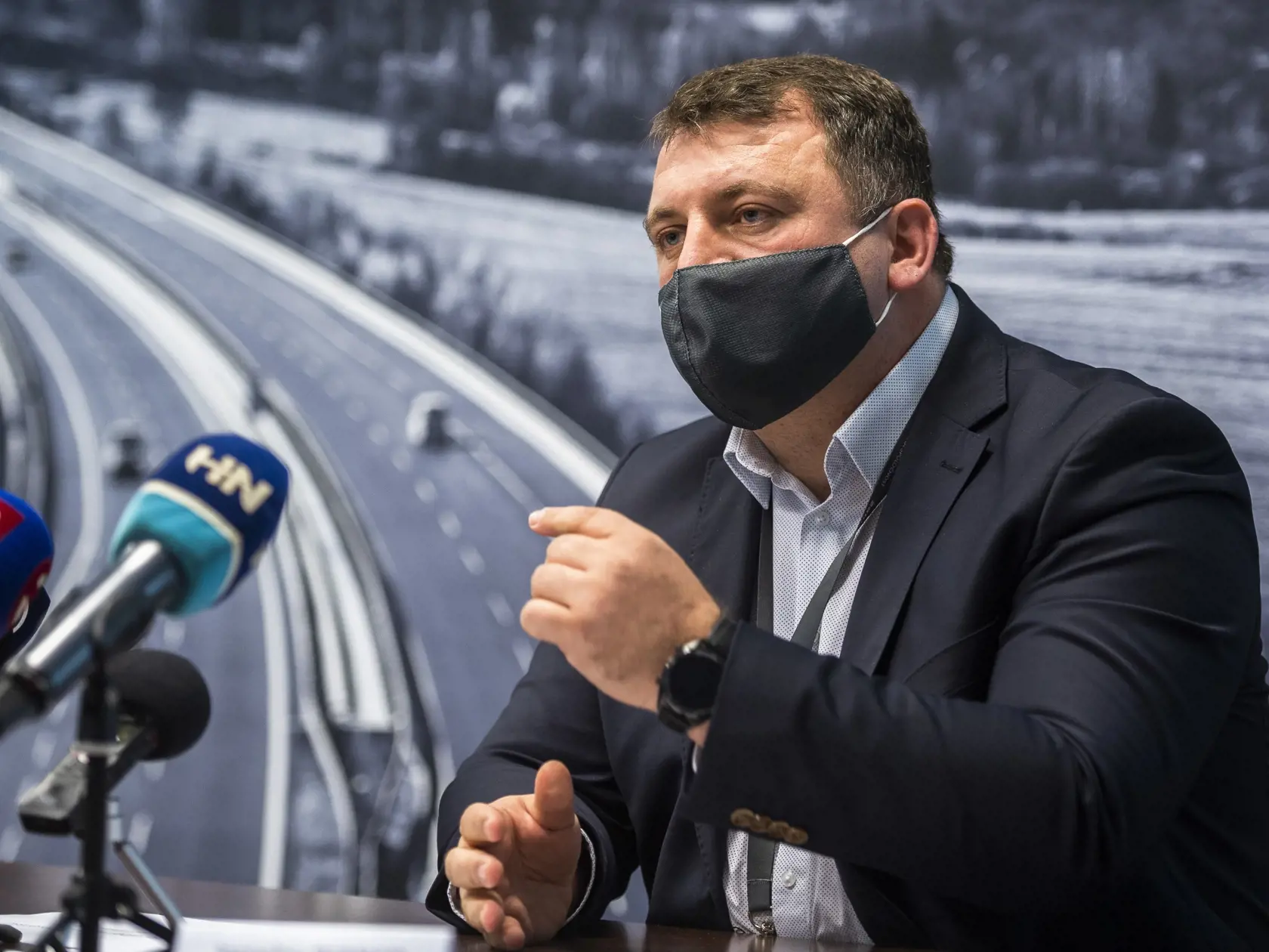 Na snímke podpredseda predstavenstva, riaditeľ úseku spoplatnenia a IT Národnej diaľničnej spoločnosti (NDS) Jaroslav Ivanco počas tlačovej konferencie NDS k vyhláseniu súťaže na vybudovanie elektronického mýtneho systému v Bratislave 3. decembra 2020.