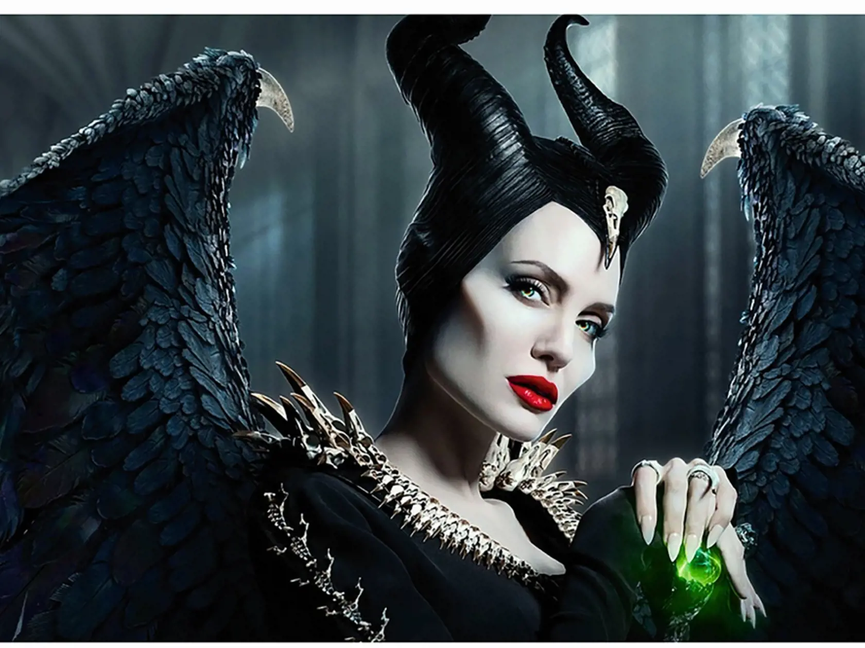 Krásna Angelina sa prevtelila do ikonickej zápornej hrdinky z Disneyho slávnej animovanej Šípkovej Ruženky. Čo poviete, pristane jej aj takýto vzhľad?