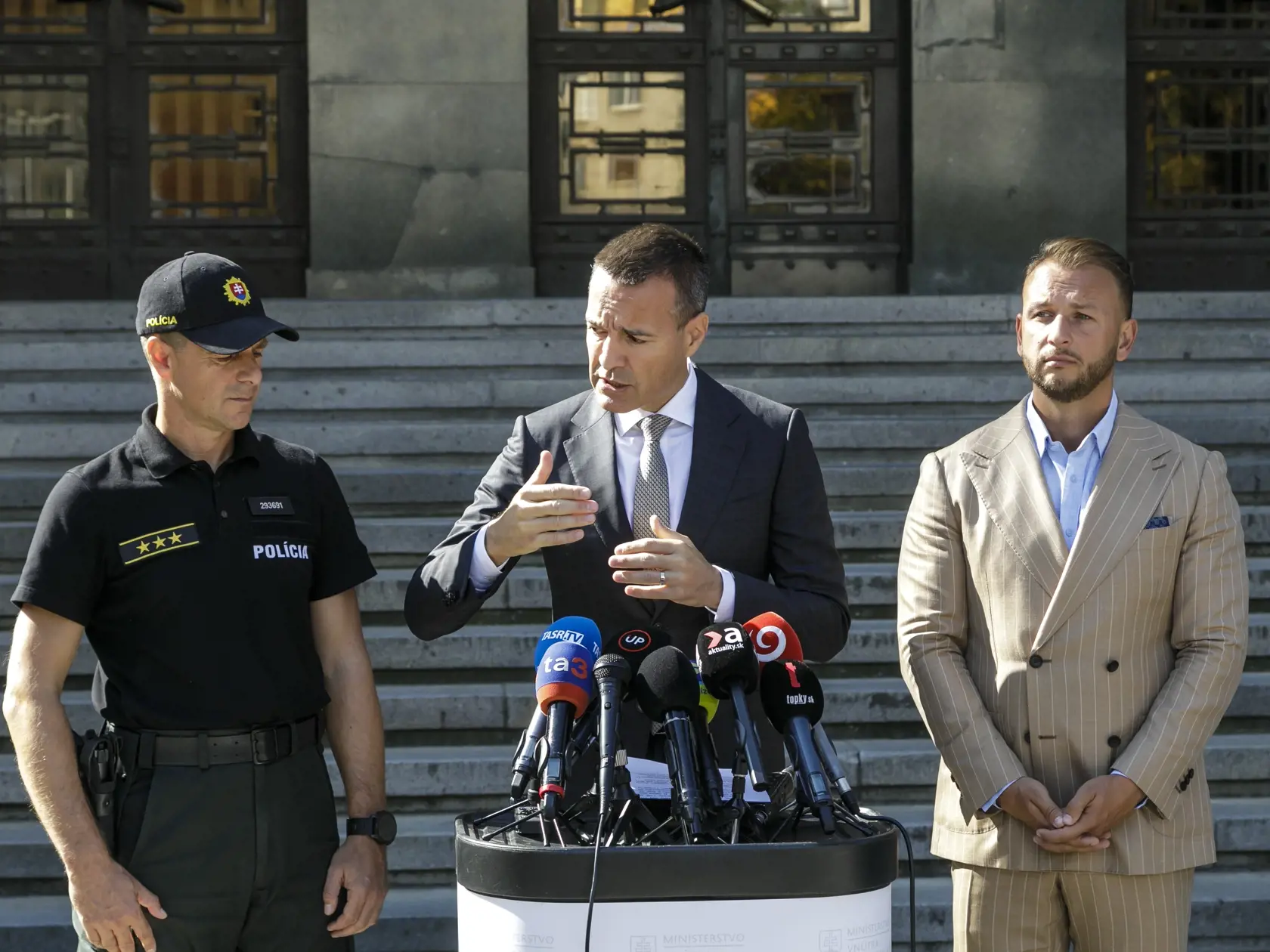 Na snímke sprava minister vnútra SR Matúš Šutaj Eštok (Hlas-SD), minister školstva SR Tomáš Drucker (Hlas-SD) a viceprezident Policajného zboru pre vnútorný poriadok a bezpečnosť Rastislav Polakovič počas tlačovej konferencie k 270 nahláseným bombovým hrozbám na Slovensku. V Bratislave 3. septembra 2024. FOTO TASR - Dano Veselský