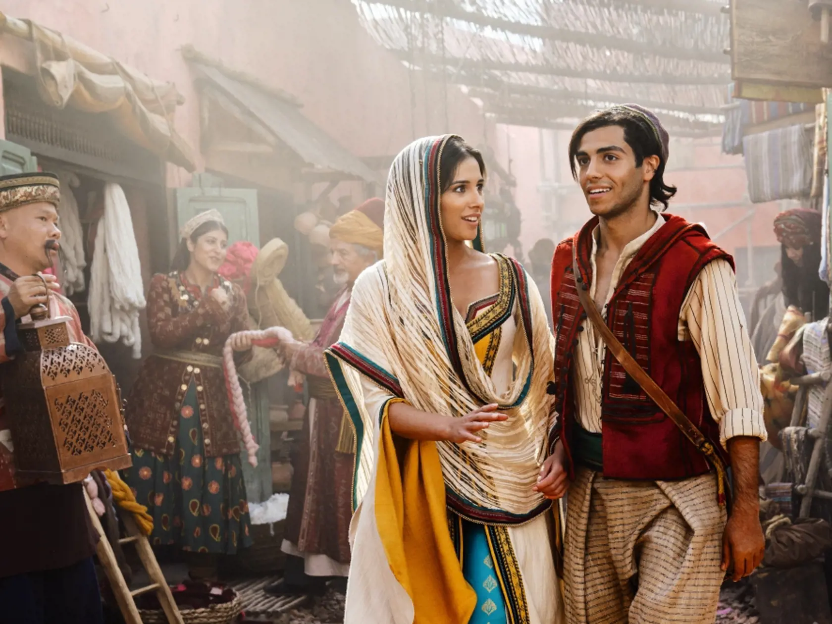 Aladina a Jazmínu hrajú Mena Massoud a Naomi Scott.