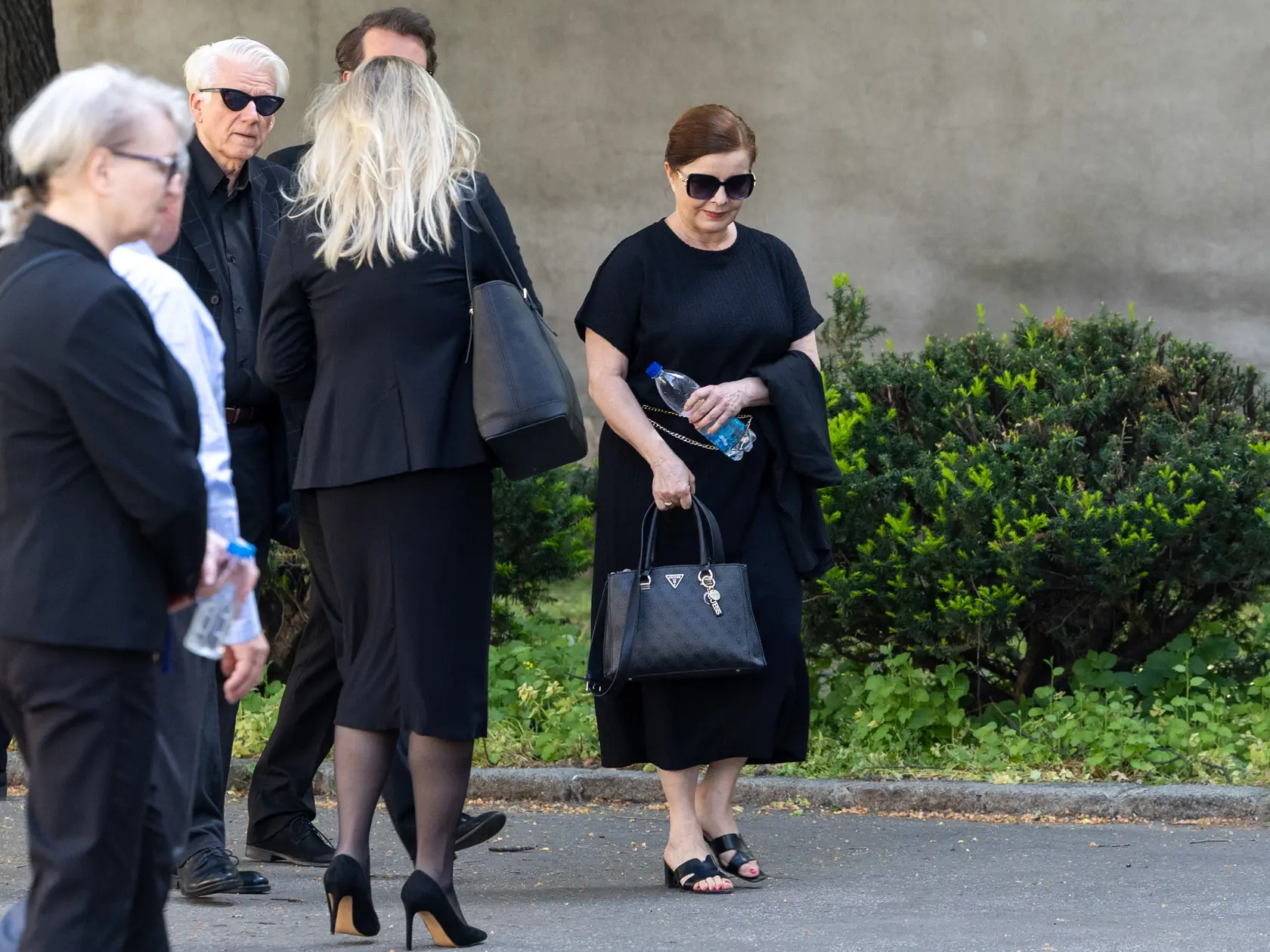 Rozlúčka s Danielou Kovárovou, manželkou herca Františka Kovára. Na snímke spredu Emil Horváth a Zuzana Tlučková.