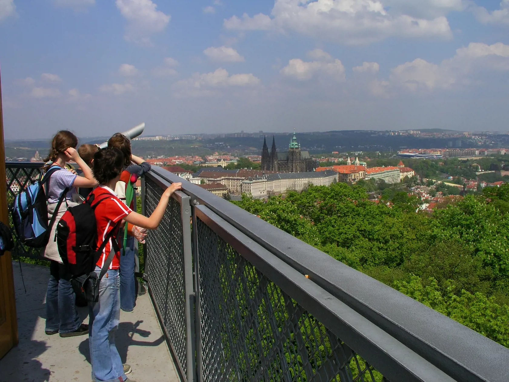 Vo výške 55 metrov je vyhliadková plošina na Petříne.
