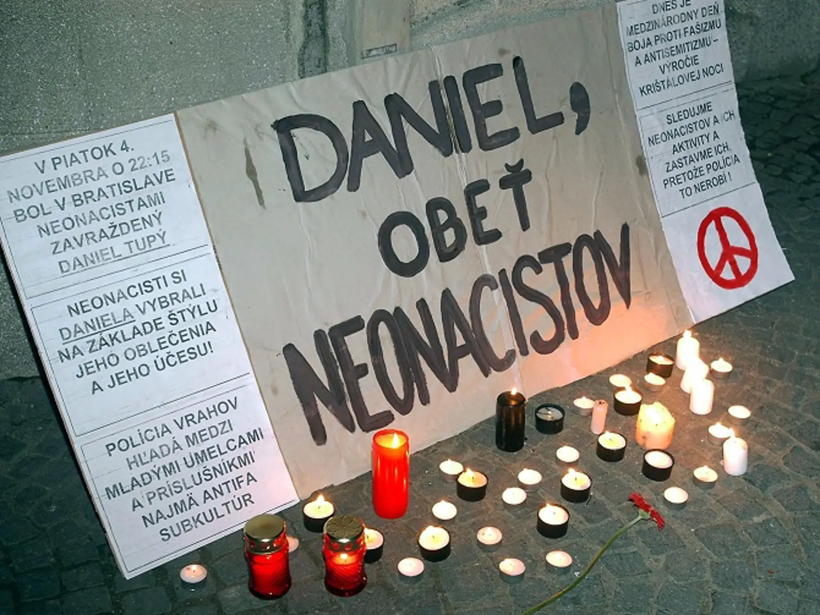 Prešovskí študenti si 9. novembra 2005 na Hlavnej ulici uctili pamiatku nevinnej obete neonacistickej vraždy Daniela Tupého. Zároveň podporili medzinárodný deň boja proti fašizmu a antisemitizmu, ktorým je práve 9. november.