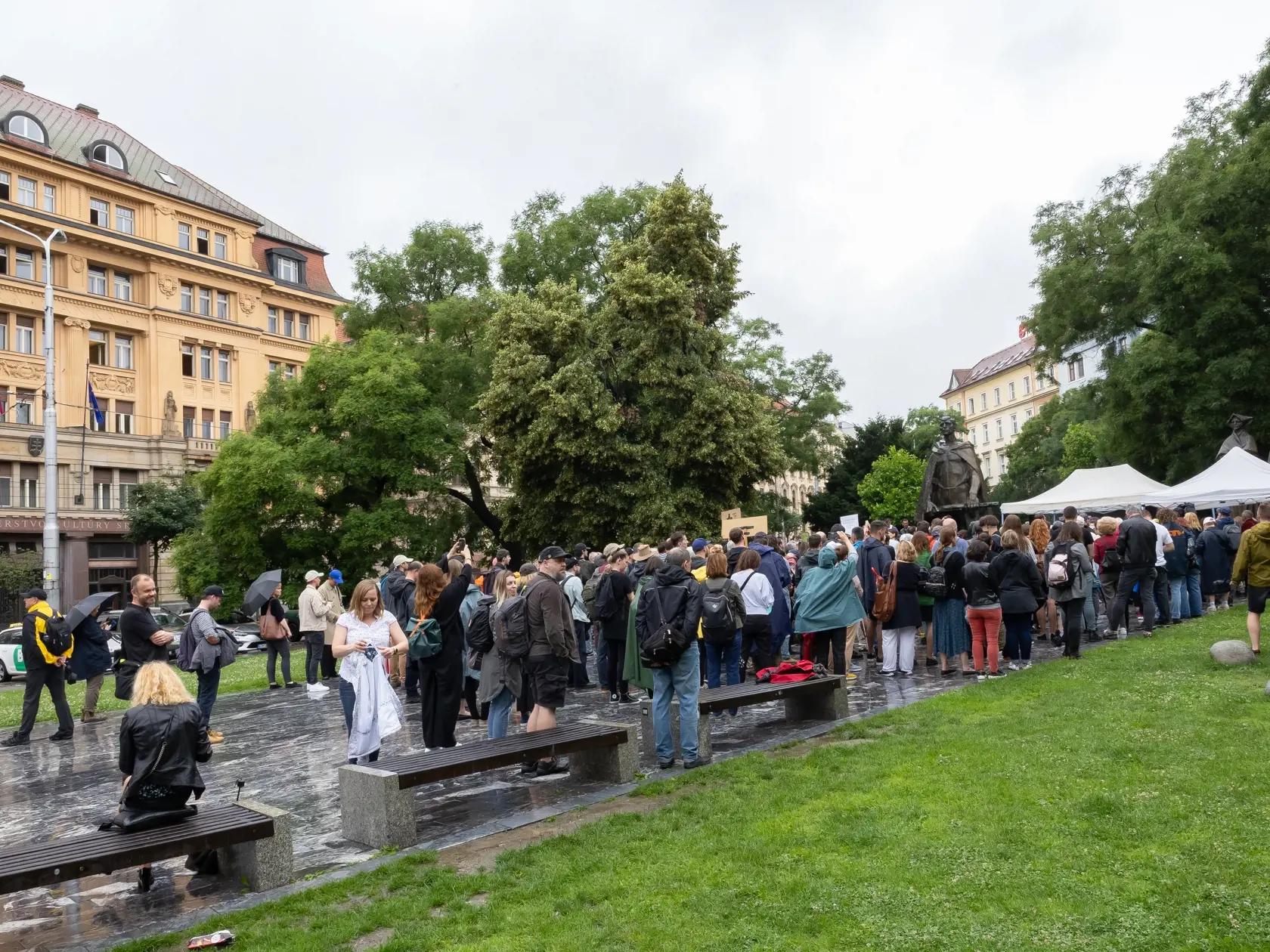 Štrajk nespokojných zamestnancov a spolupracovníkov RTVS, cieľom ktorého je stiahnutie sporného návrhu zákona o STVR. Dav sa presunul z budovy Slovenského rozhlasu na Mýtnej ulici pred Úrad vlády a následne pred budovu Ministerstva kultúry na Námestí SNP, kde prebehol príhovor členov štrajkového výboru a pozvaných hostí.
