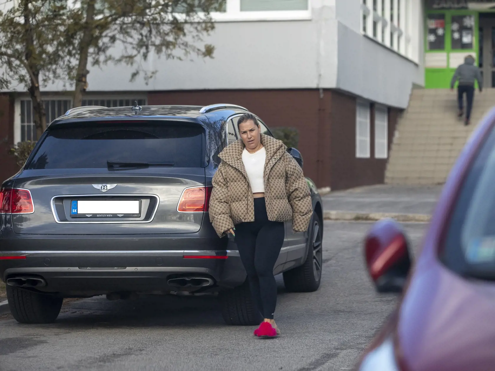 Dominika Cibulková po tréningu v tanečnom štúdiu Petra Modrovského. Bývalá tenistka už naplno zarezáva na Let's Dance. Na tréning dorazila v hriešne drahej bunde za cca 5500 eur a na nohách mala topánky za cca 955 eur.