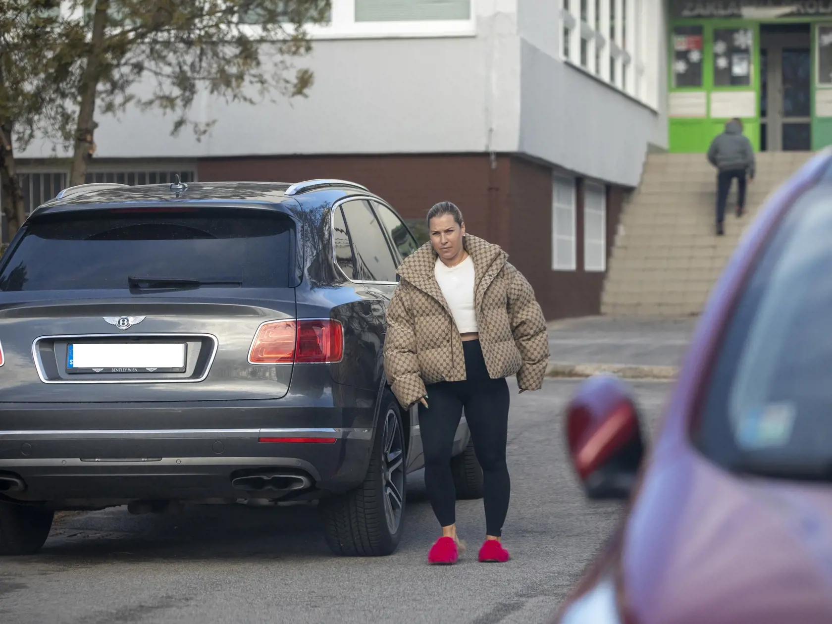 Dominika Cibulková po tréningu v tanečnom štúdiu Petra Modrovského. Bývalá tenistka už naplno zarezáva na Let's Dance. Na tréning dorazila v hriešne drahej bunde za cca 5500 eur a na nohách mala topánky za cca 955 eur.
